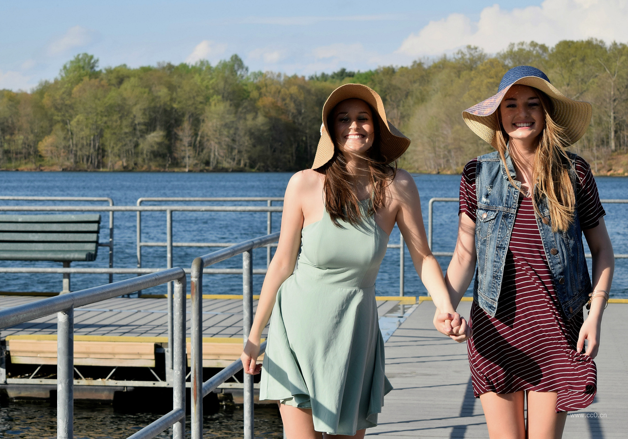 手牵手的欧美女生姐妹人物图片