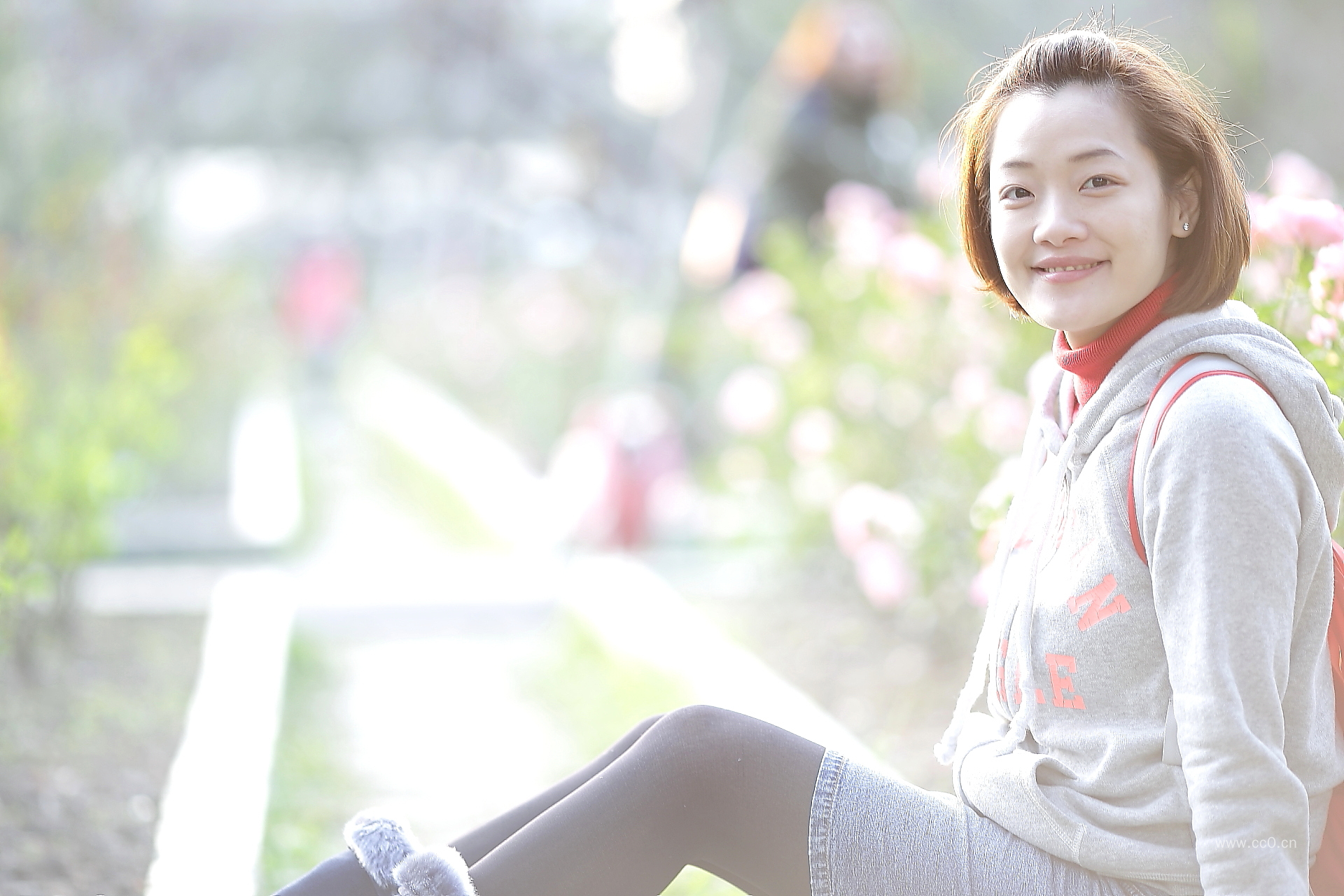 微笑的女生人物图片