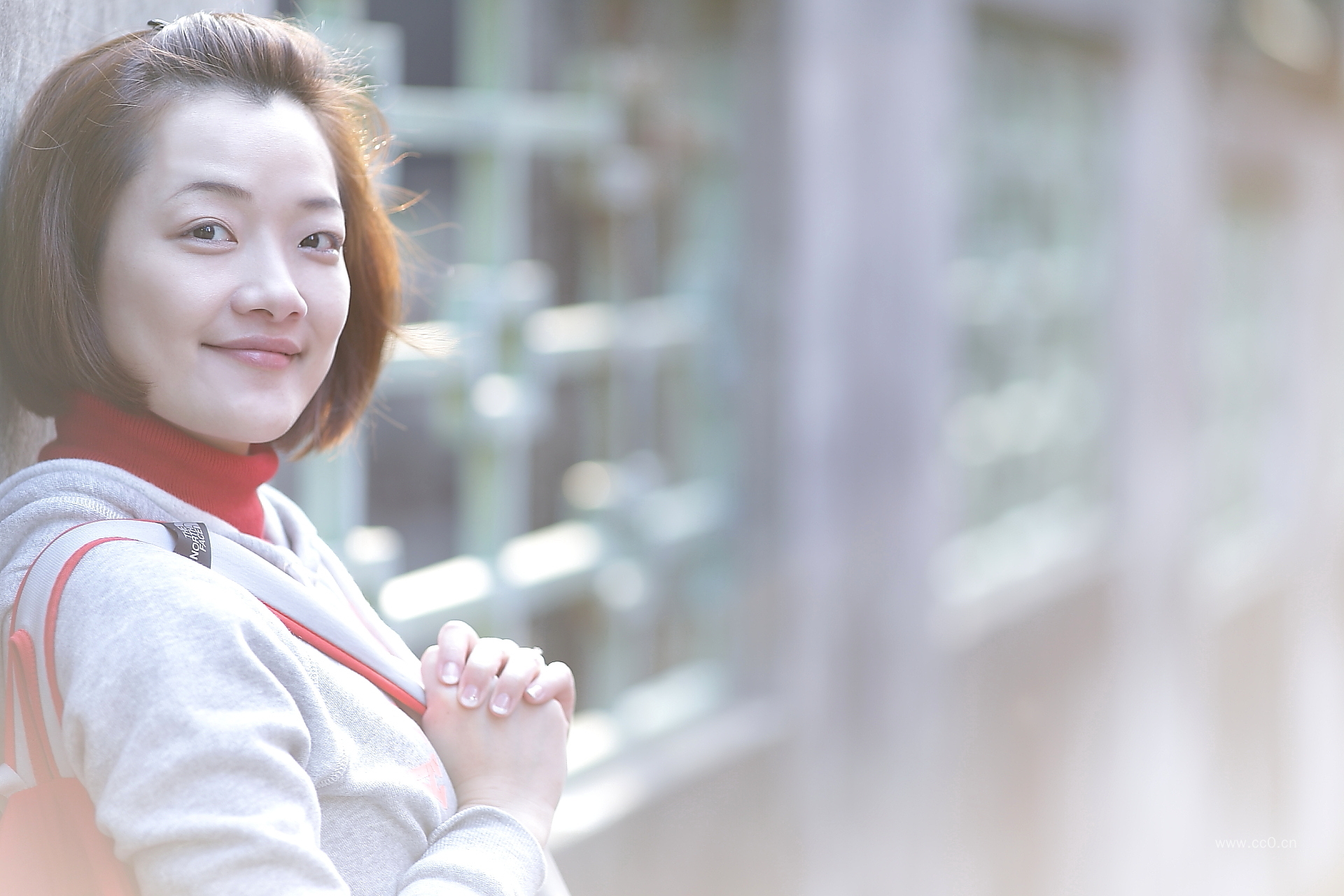 微笑的短发女生人物