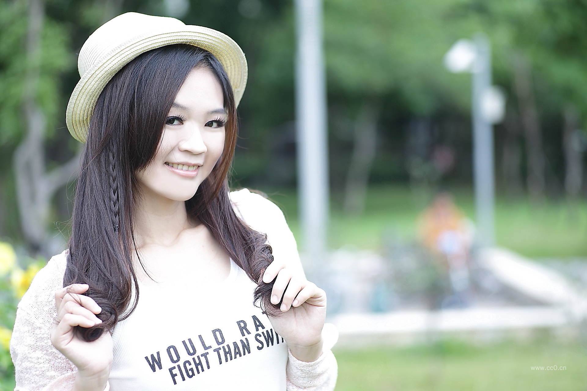 戴着帽子微笑的女生人物