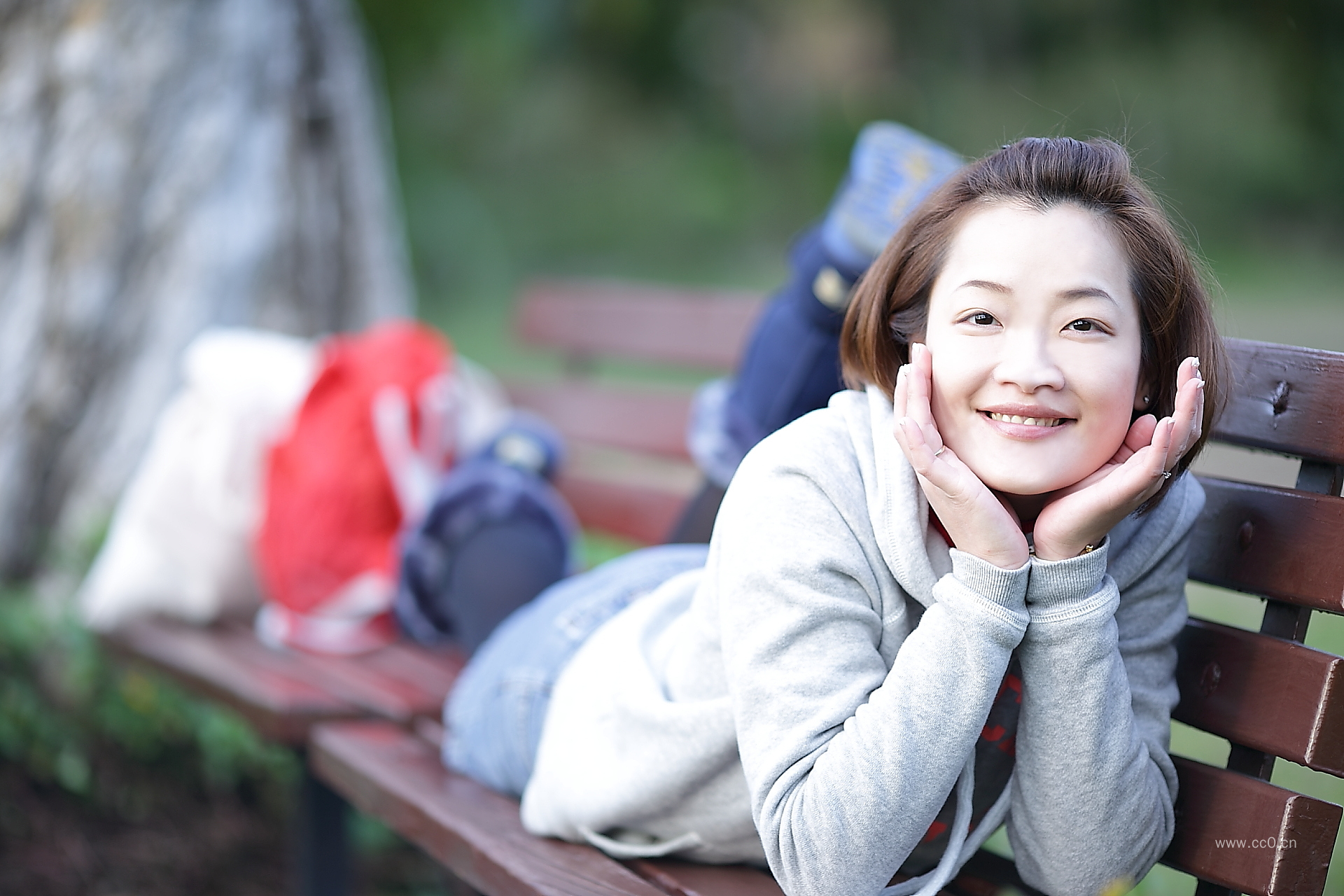 爬在长登上的微笑女性人物