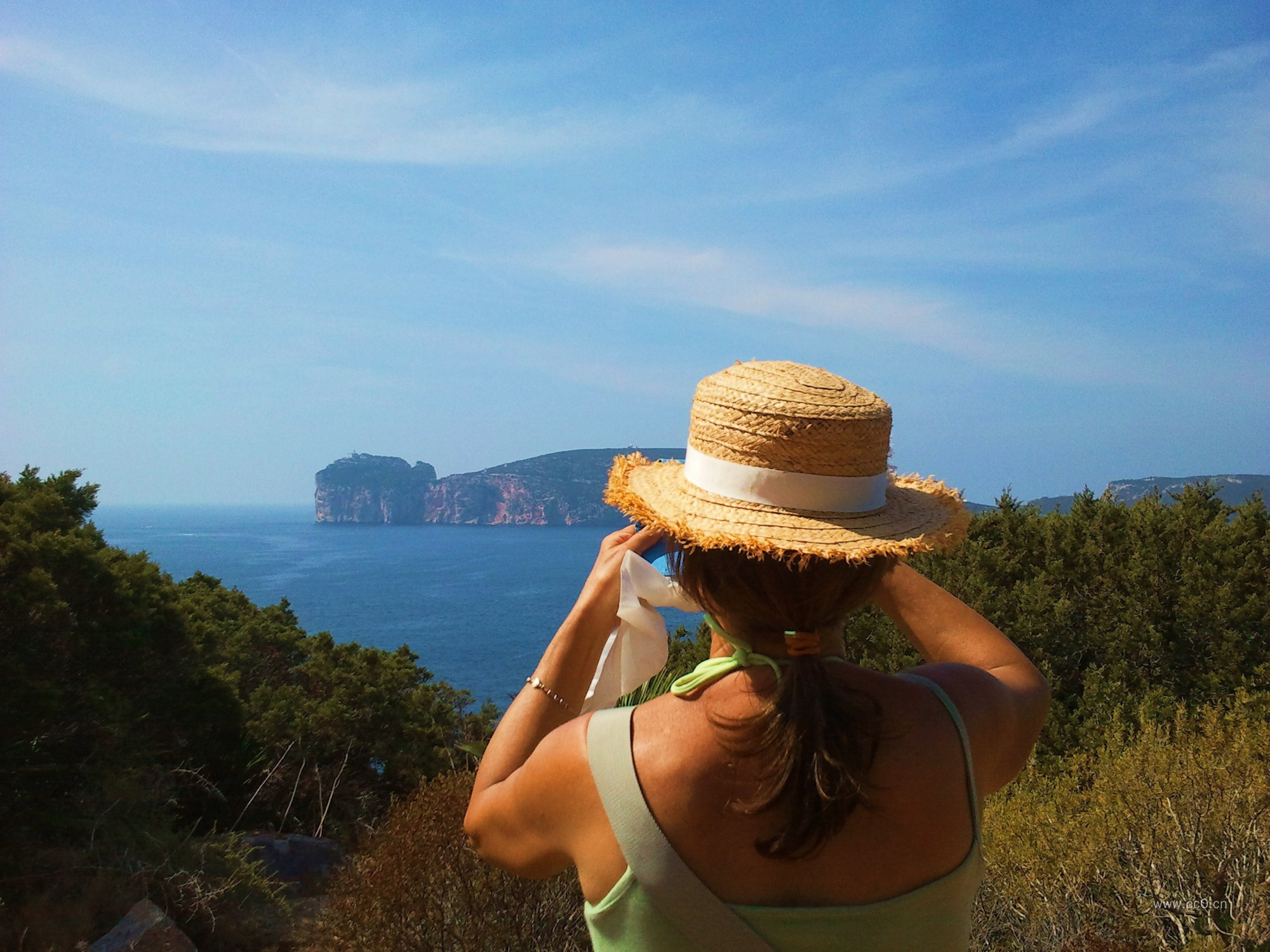 夏天戴帽子的女性人物背影