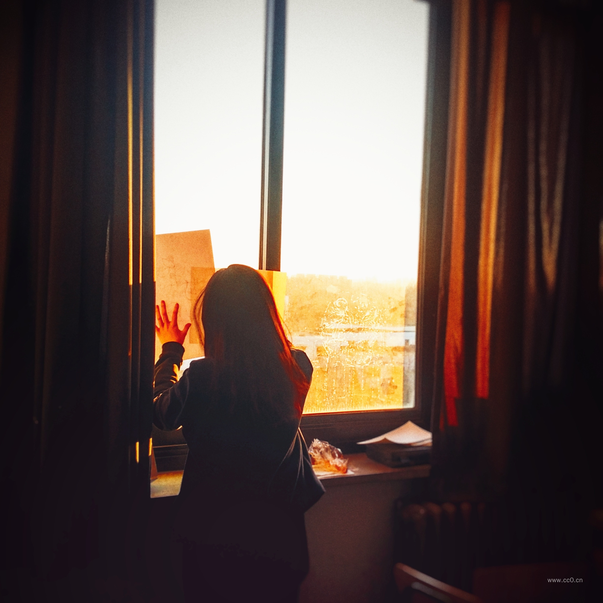 窗户前的女生背影