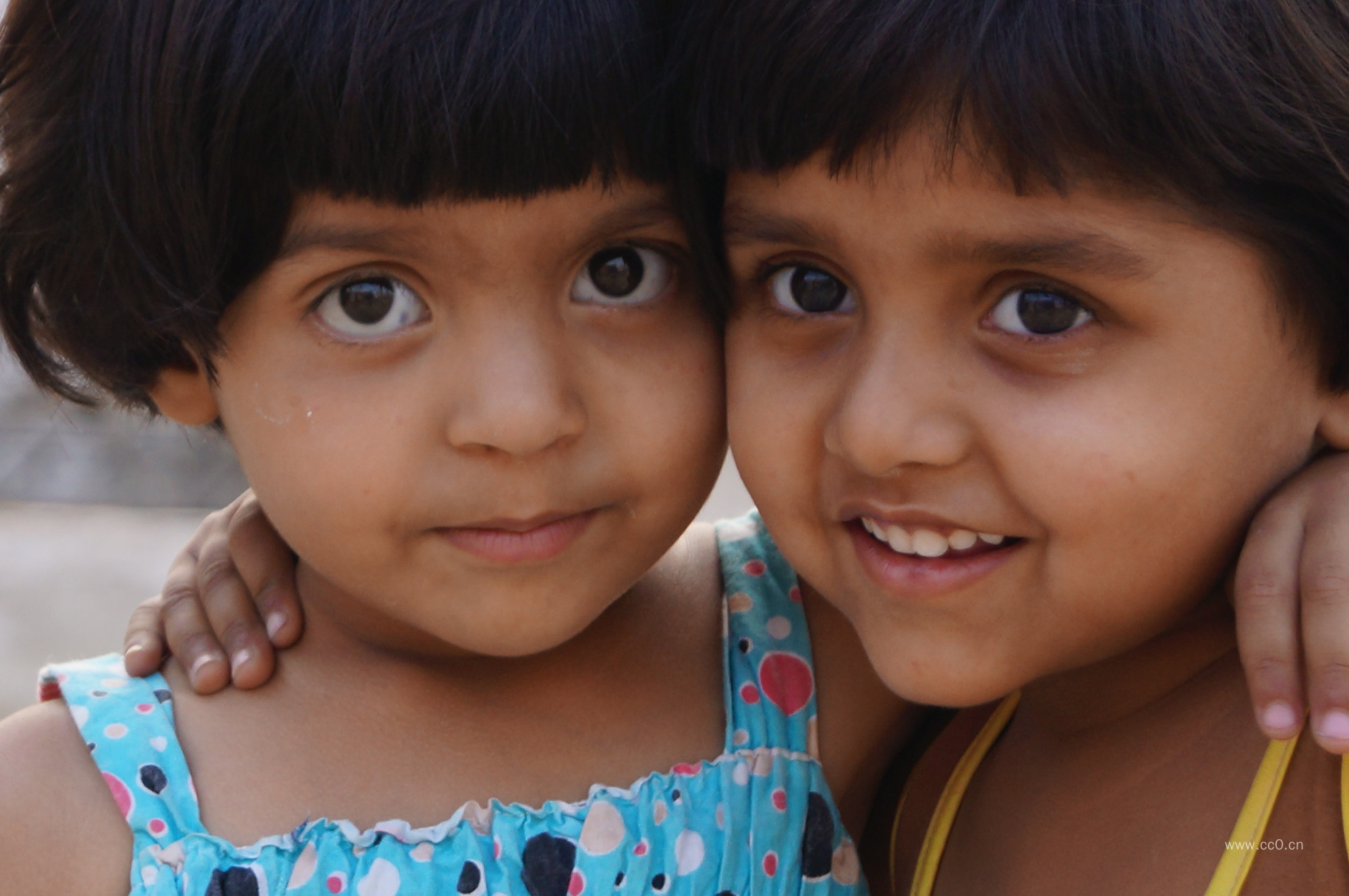 两个大眼睛小女孩的人物图片