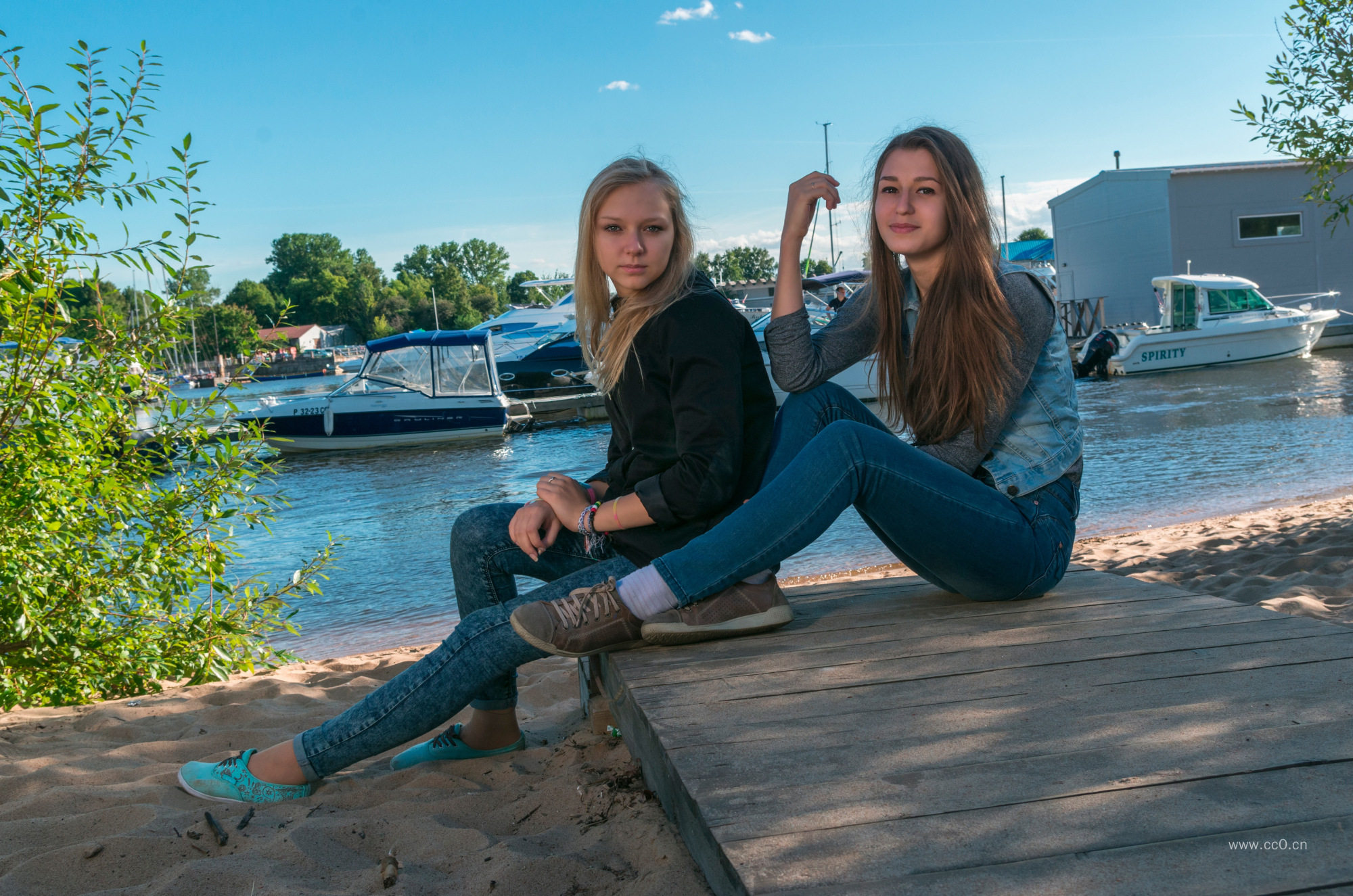 欧美女生姐妹人物图片