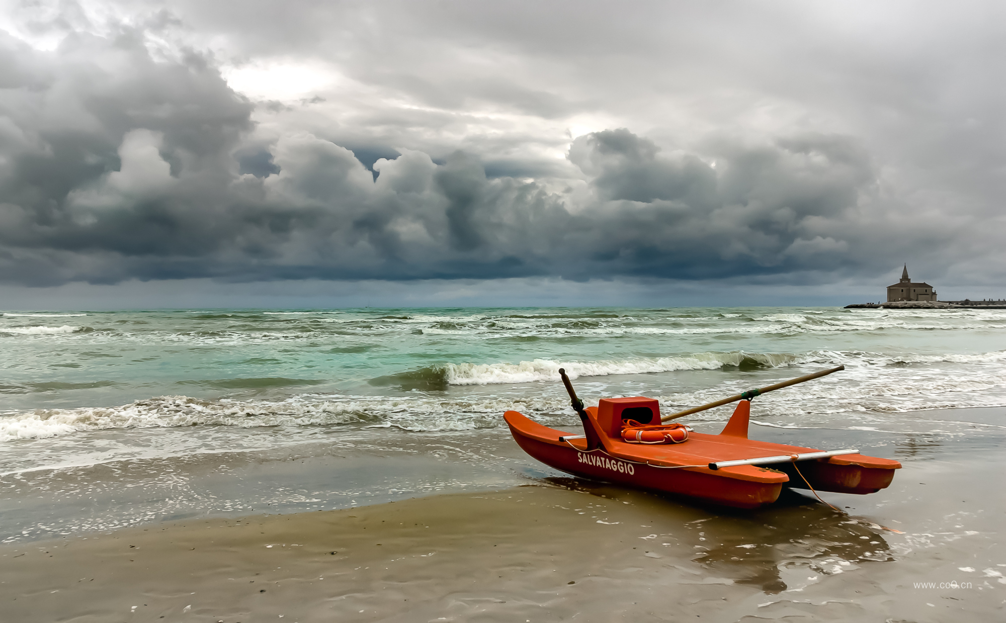 多云的天空与海边的小船