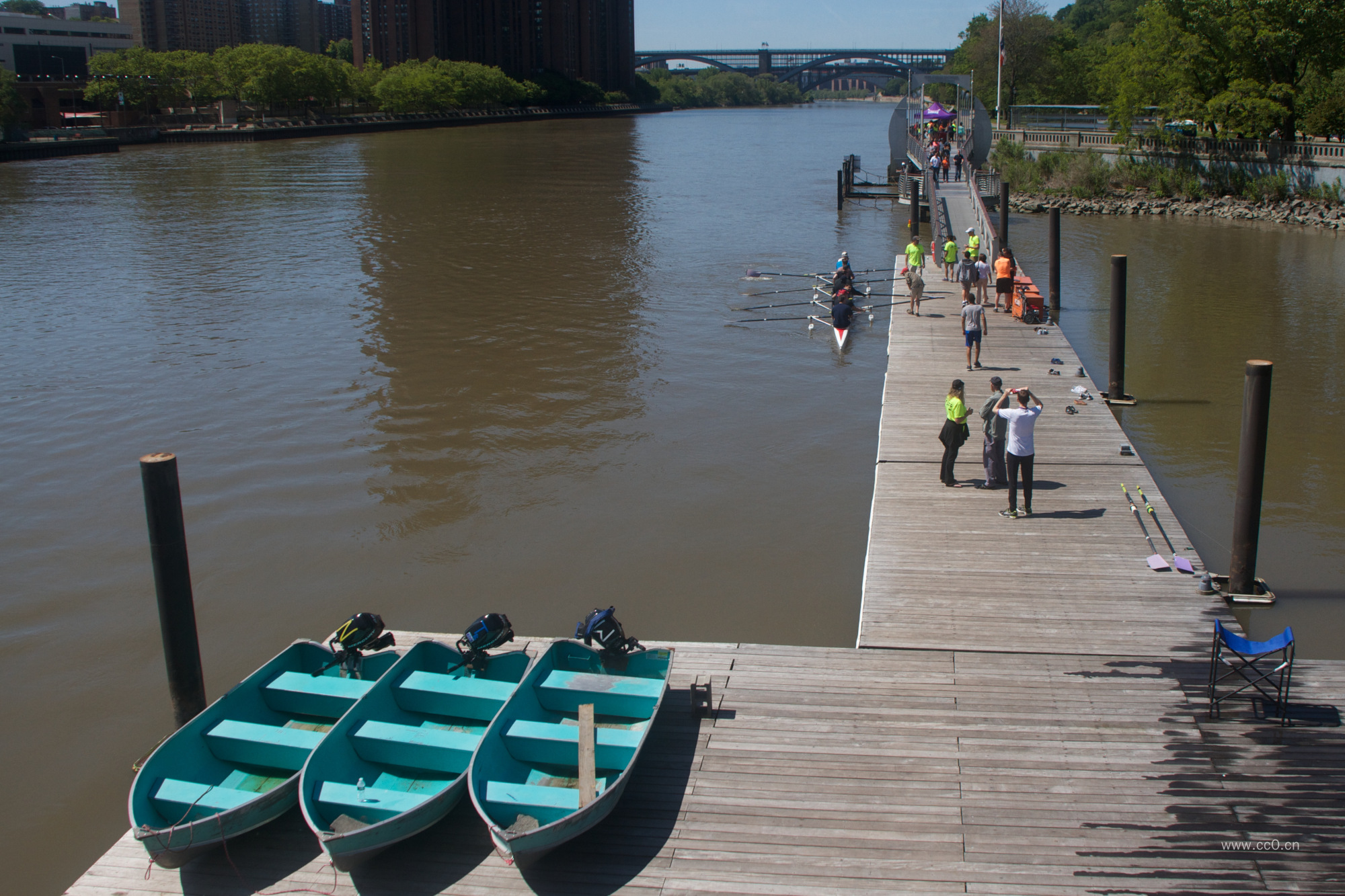 河面上的码头与小船