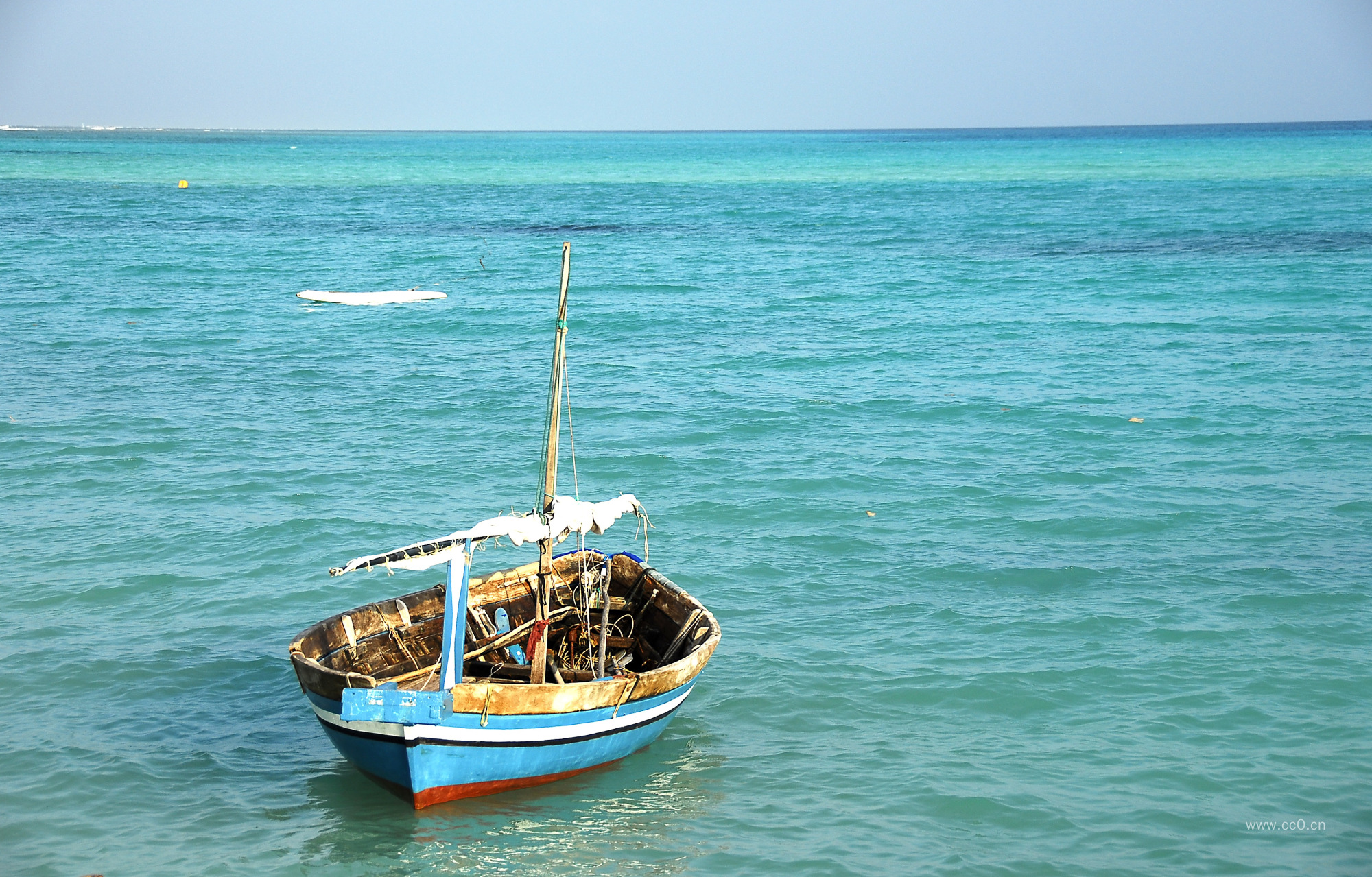 海面的小木船图片