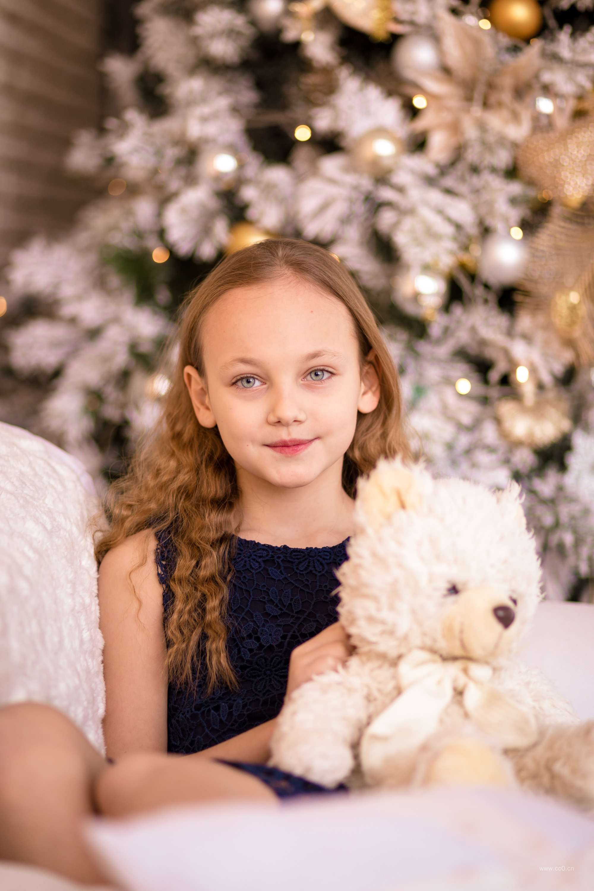 国外女孩儿童人物拿着玩具熊的图片