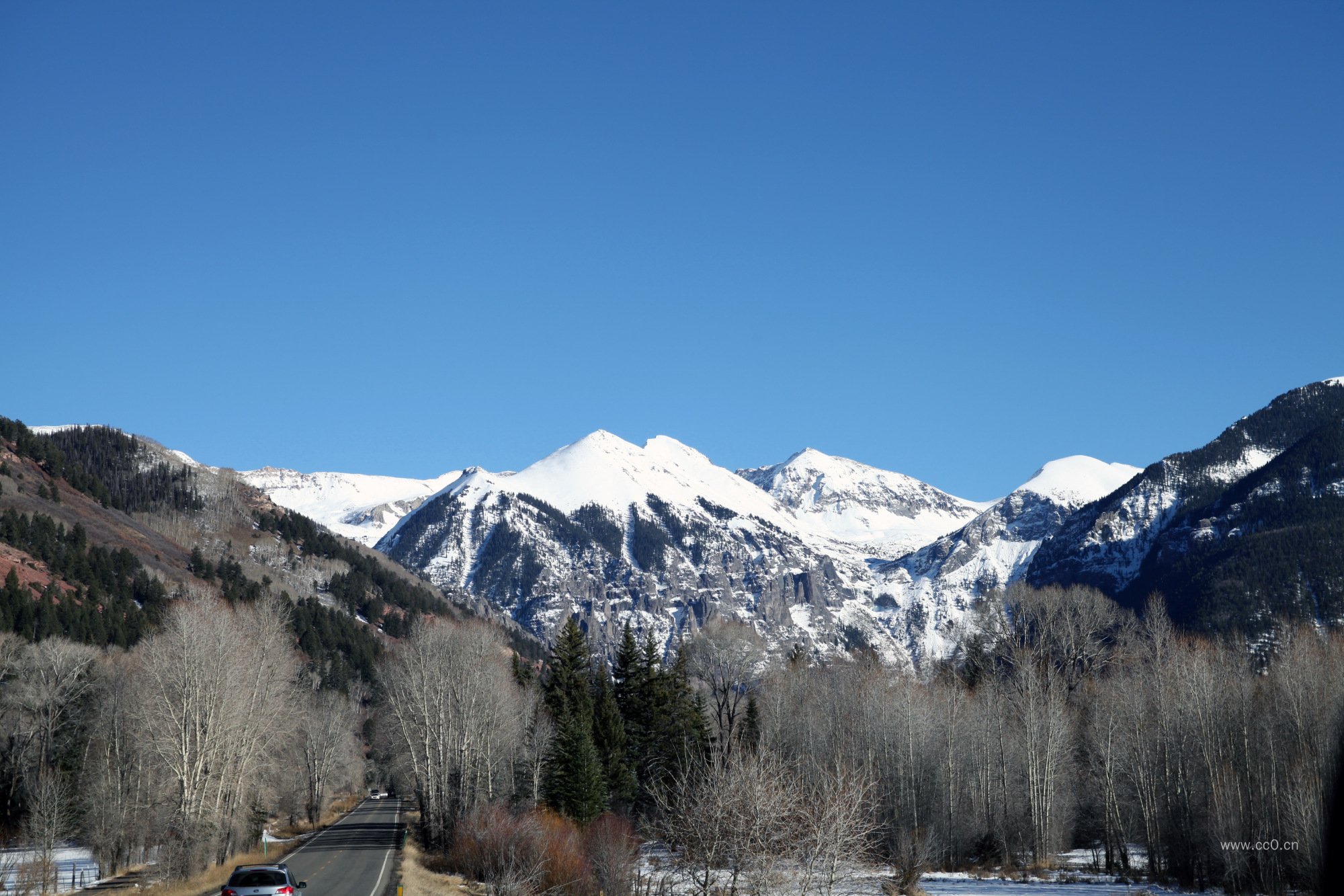 冬天山顶的积雪风景图片