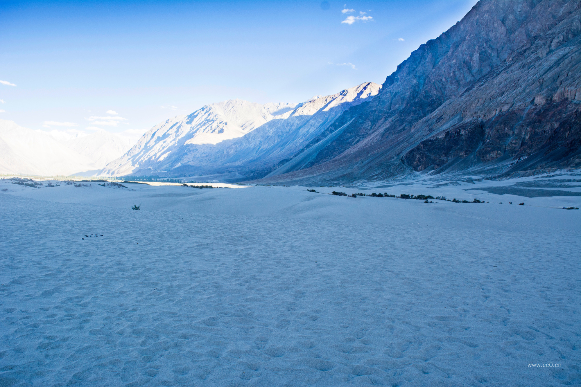 冬天的雪地与山峰风景