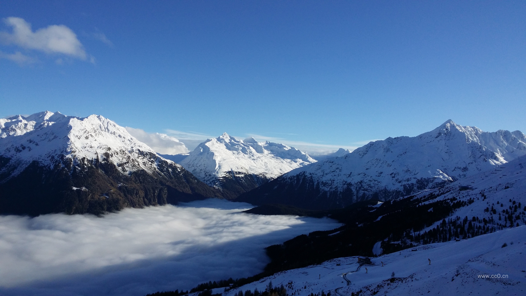 清晨的云海雪山山峰风景图片