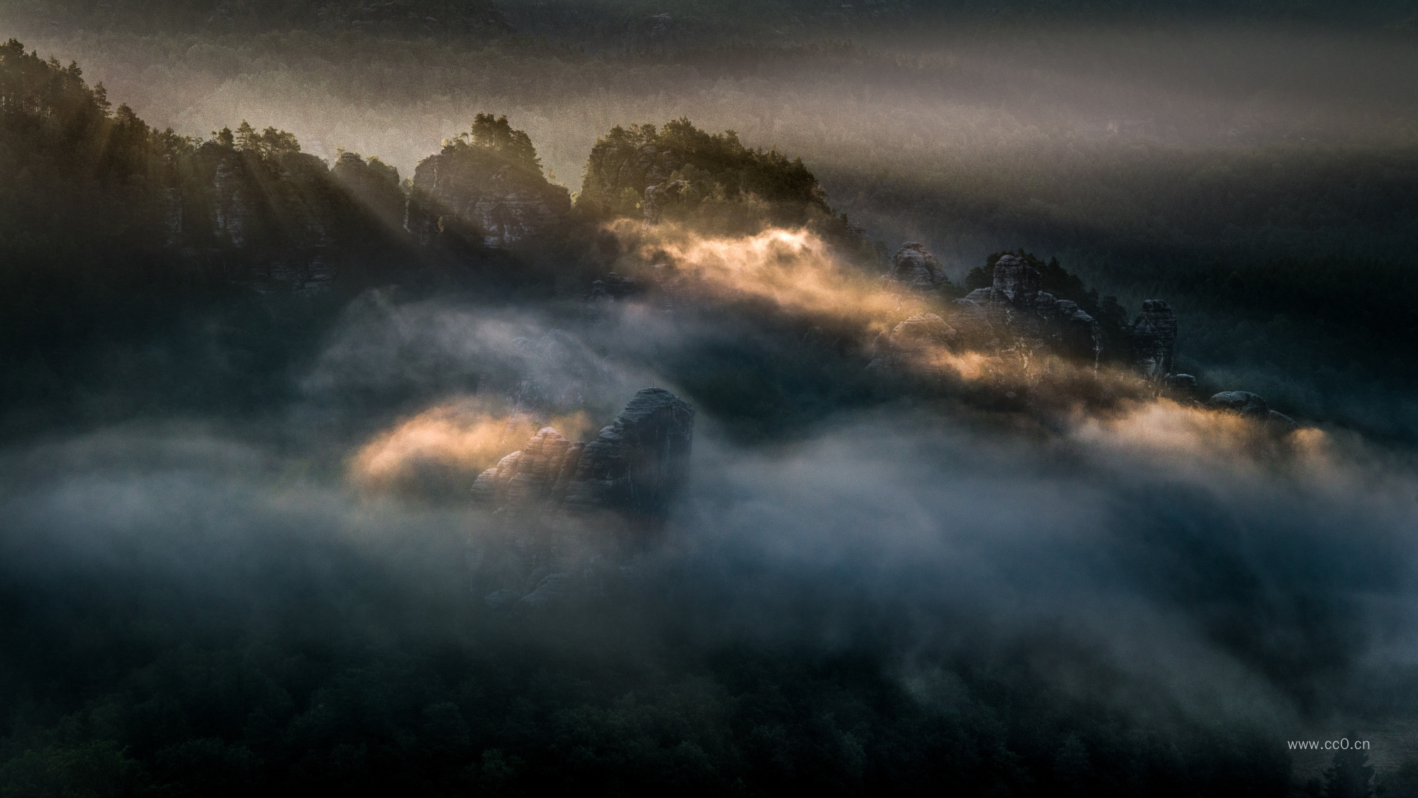 清晨的山峰云雾图片