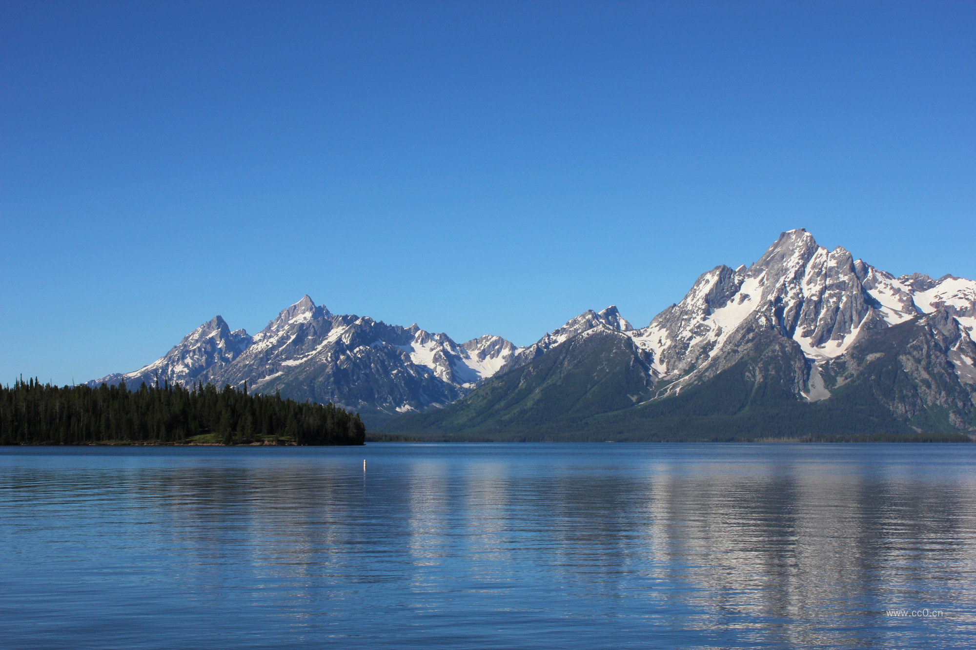 湖泊与山峰山水风景