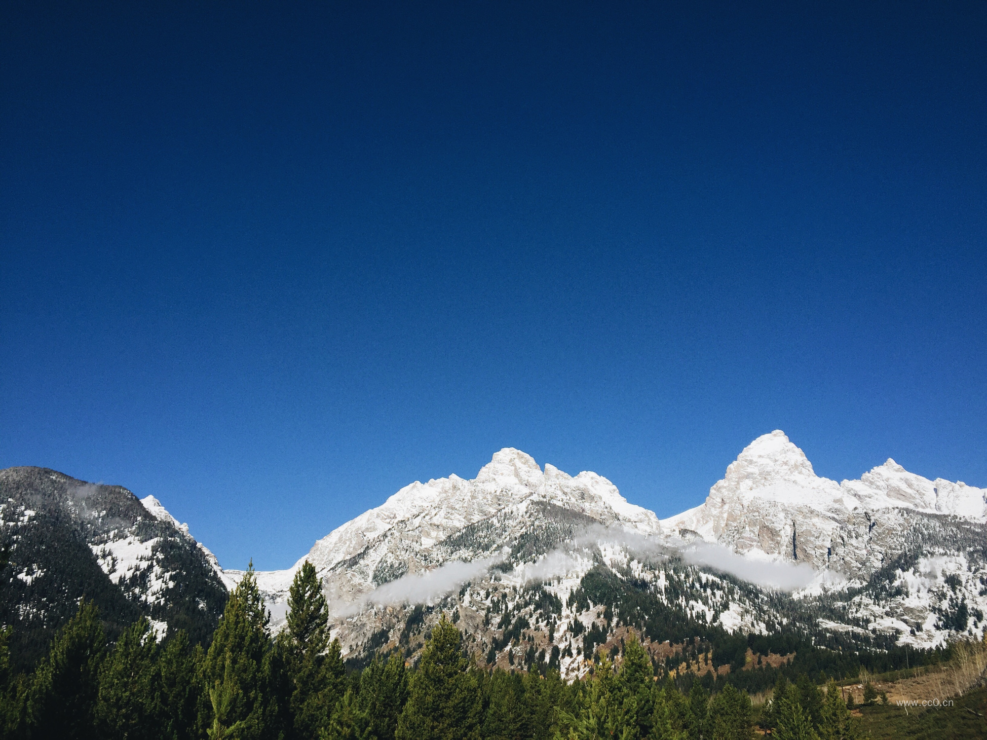 蓝天天空与雪山山峰
