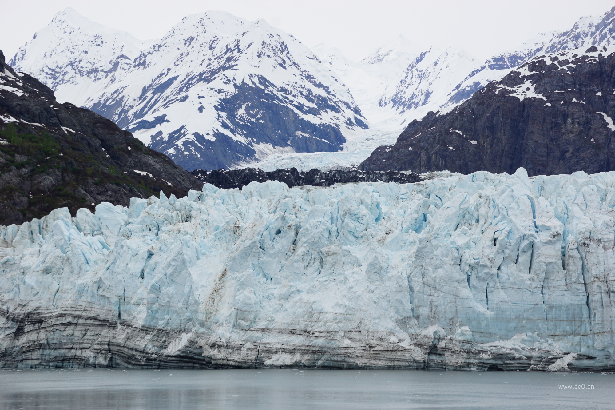 雪山下的冰川图片