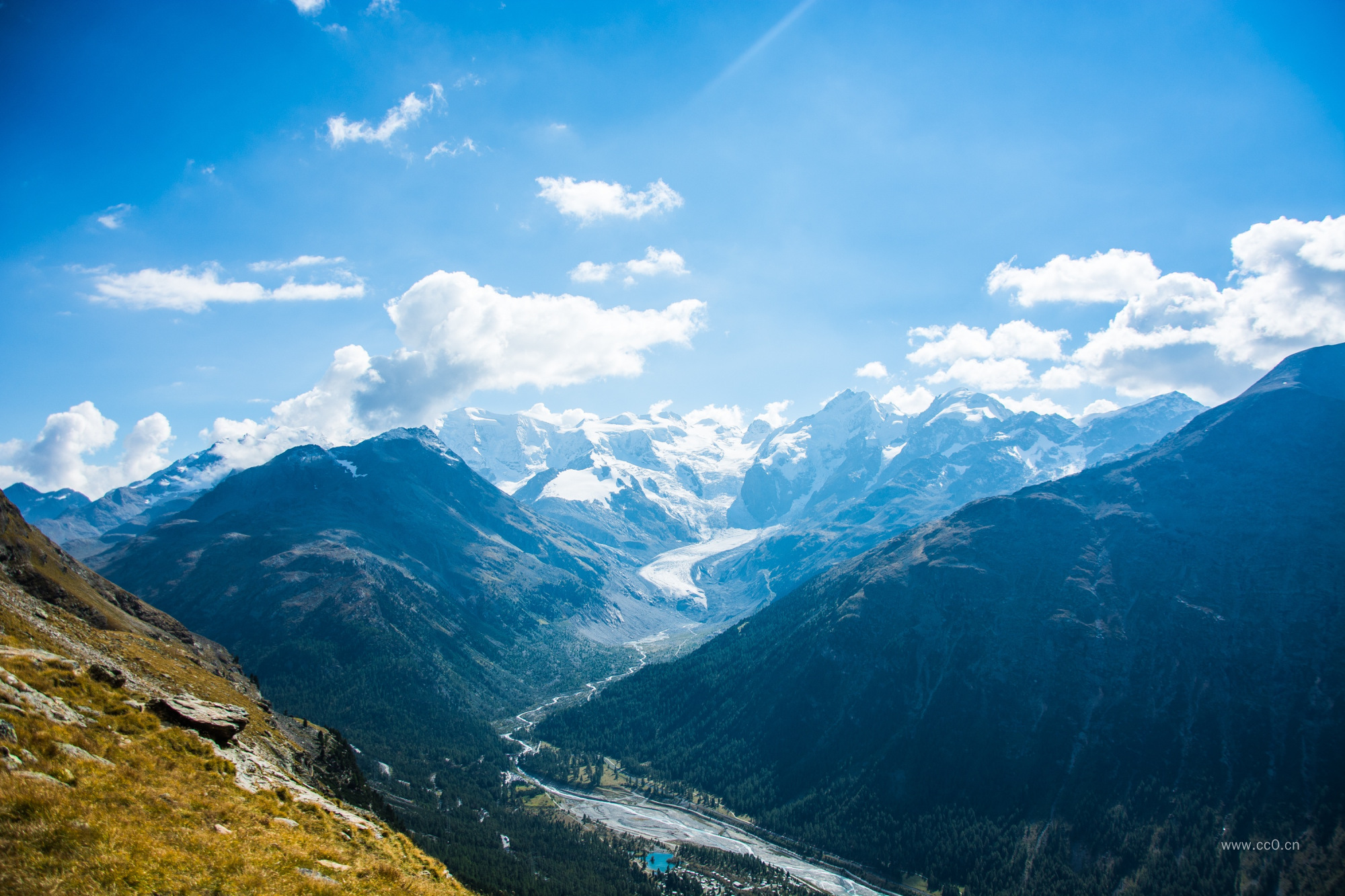 雪山山峰与山谷风景图片