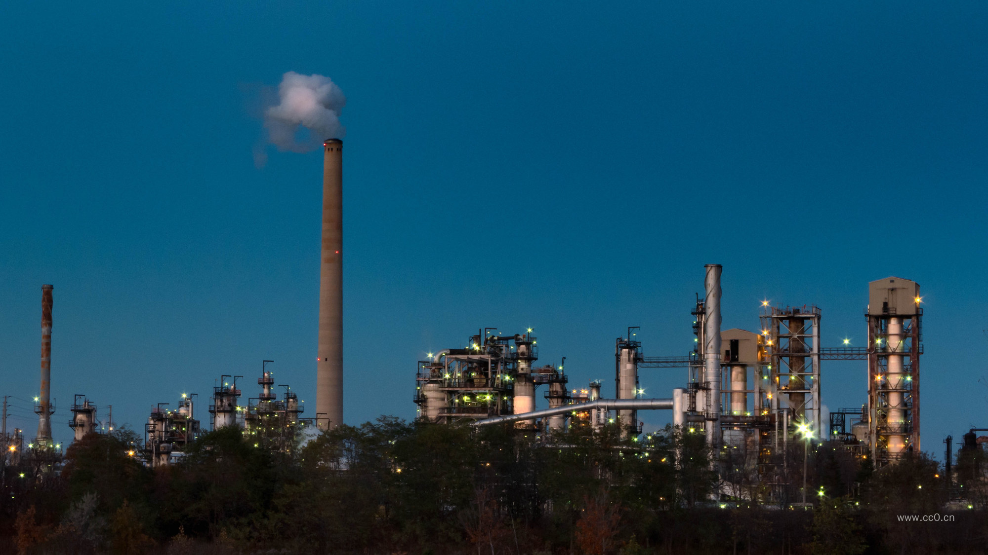夜晚的工厂图片