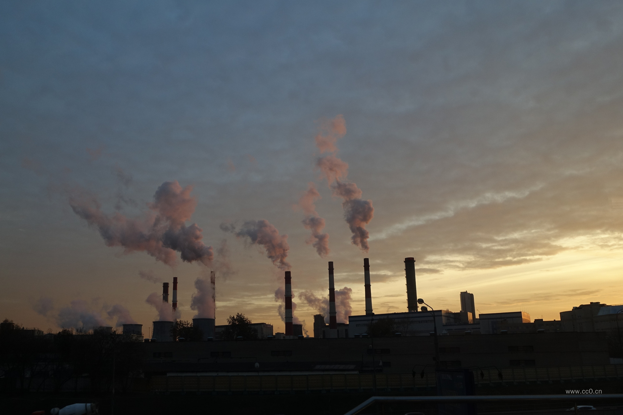 工厂的烟囱烟雾图片