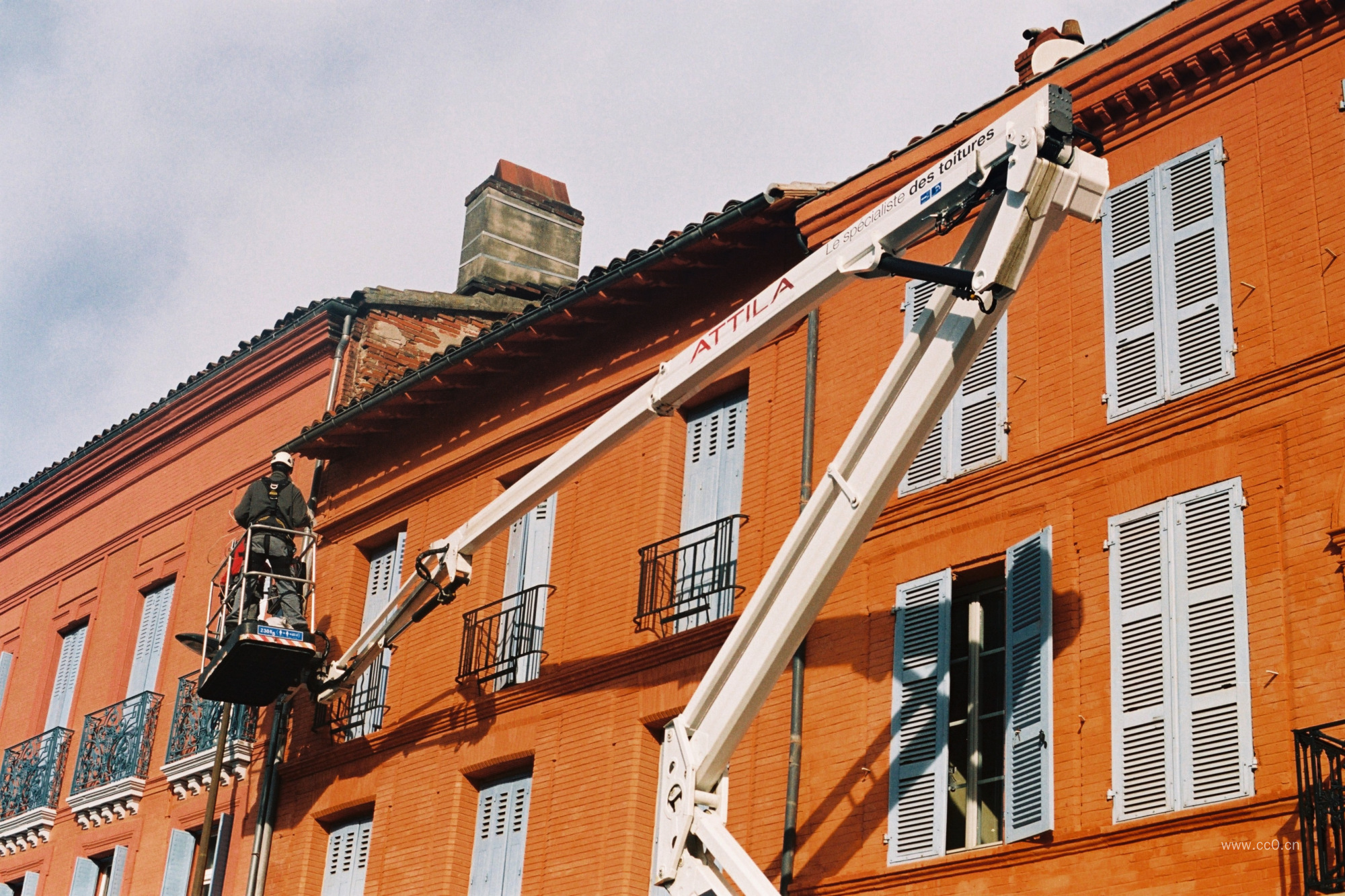 升降机与房屋维修工人的图片