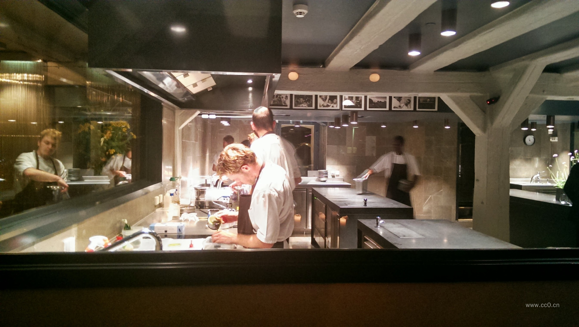 在厨房工作的厨师人物