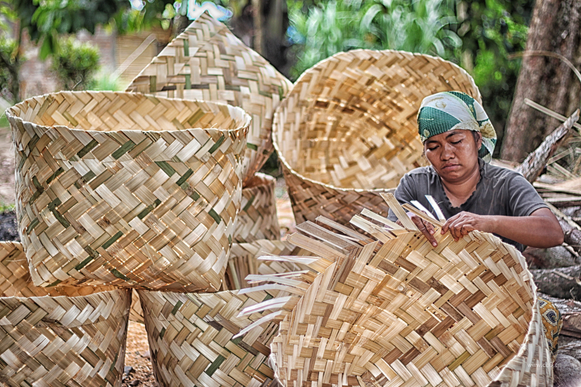 在竹编编织的中年妇女人物