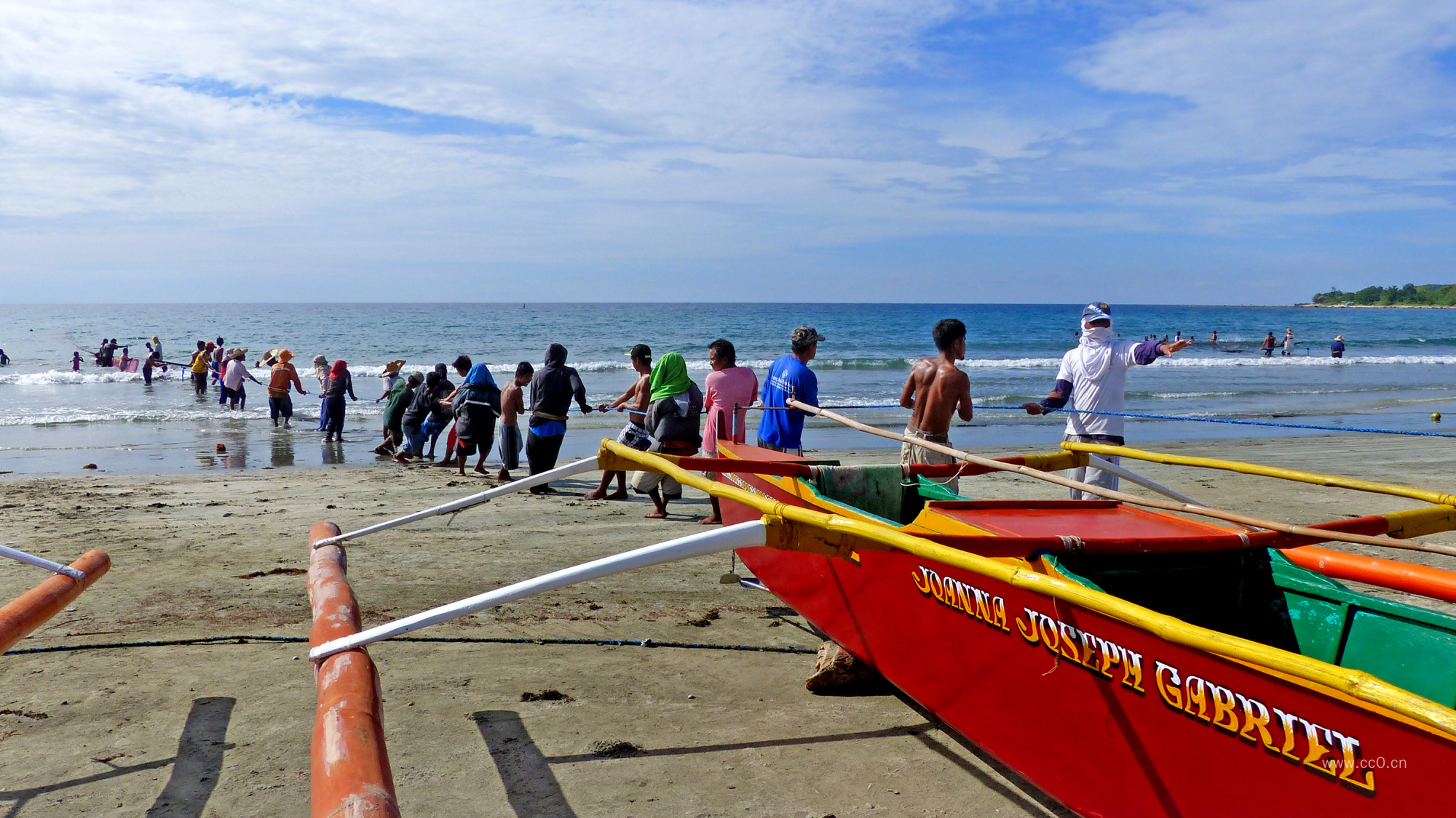 海滩拉渔网捕鱼的渔民团队人物