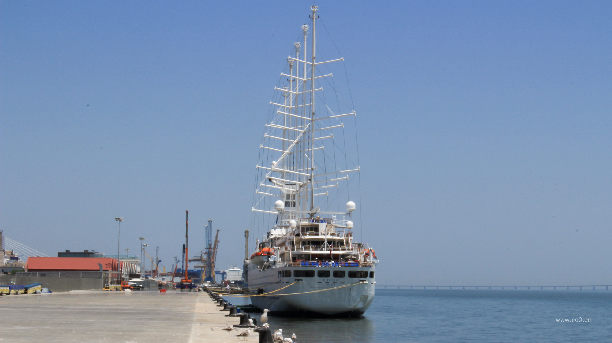 停泊在岸边的帆船图片