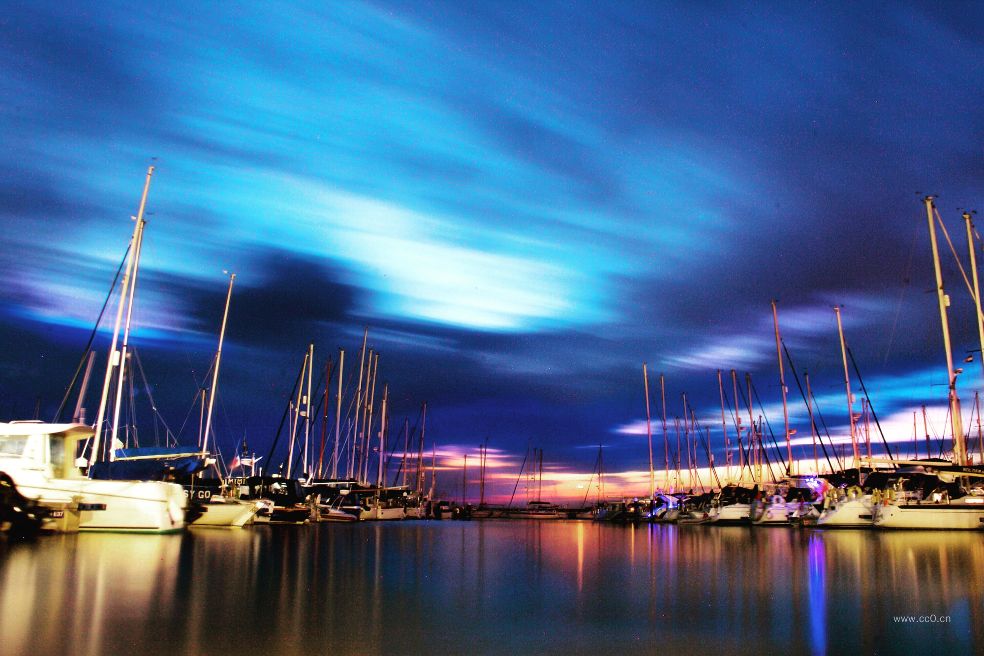 夜晚港口停泊的帆船