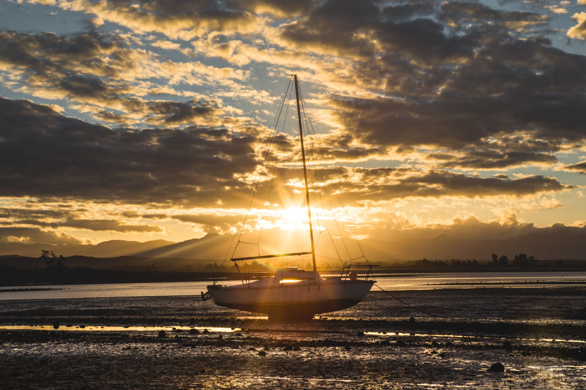 日落与河岸的帆船图片