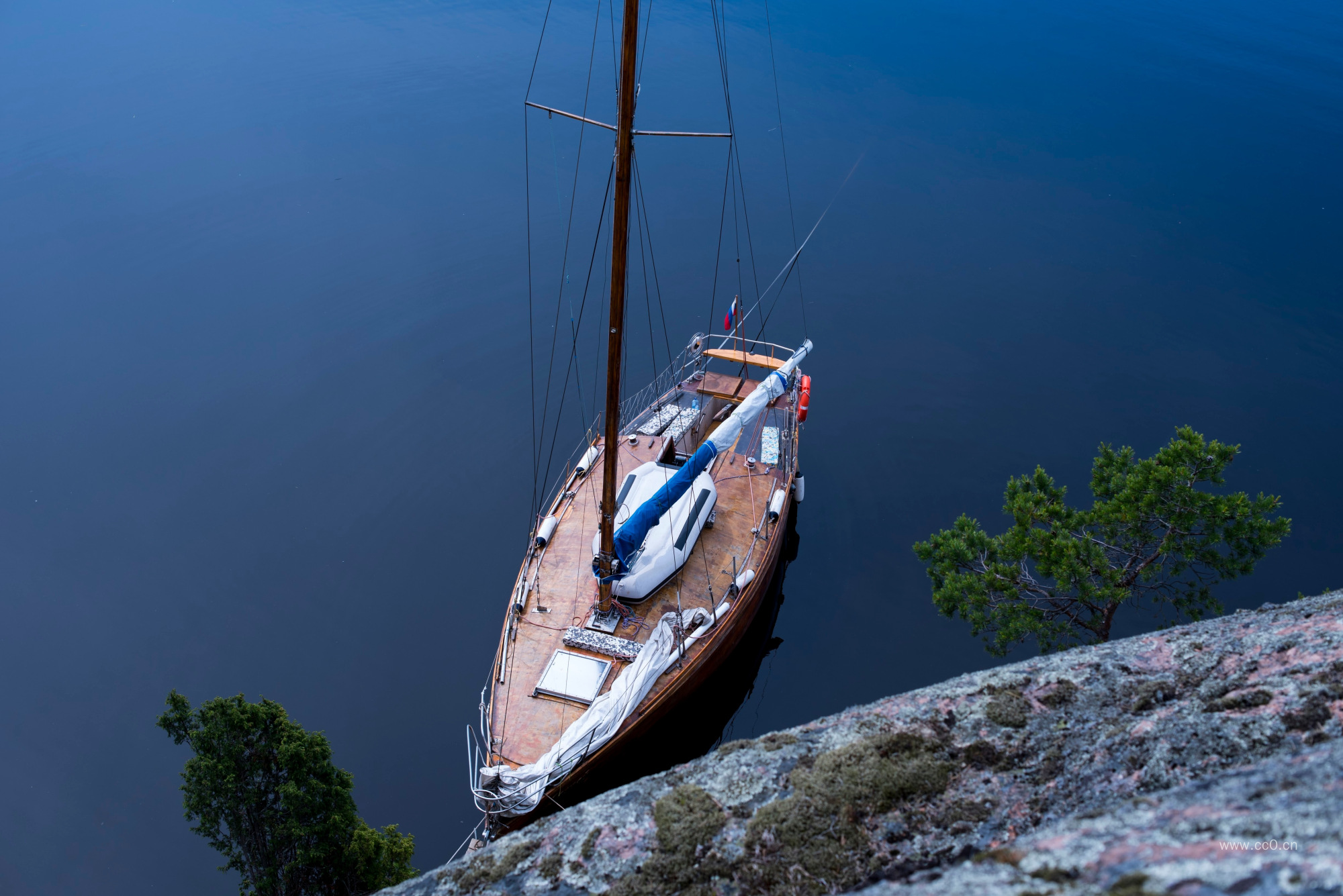 水面的帆船船只