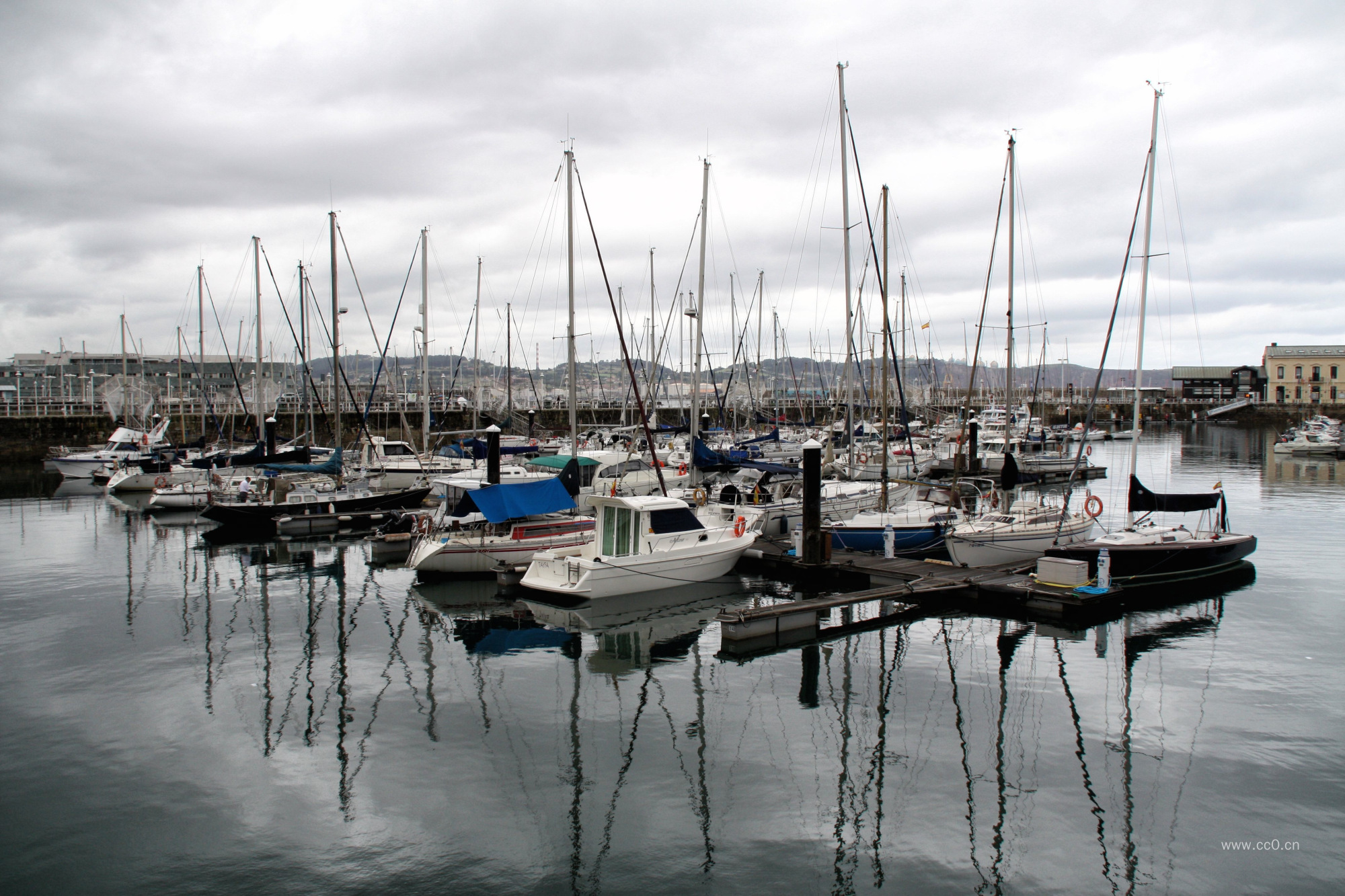 港口停泊的帆船