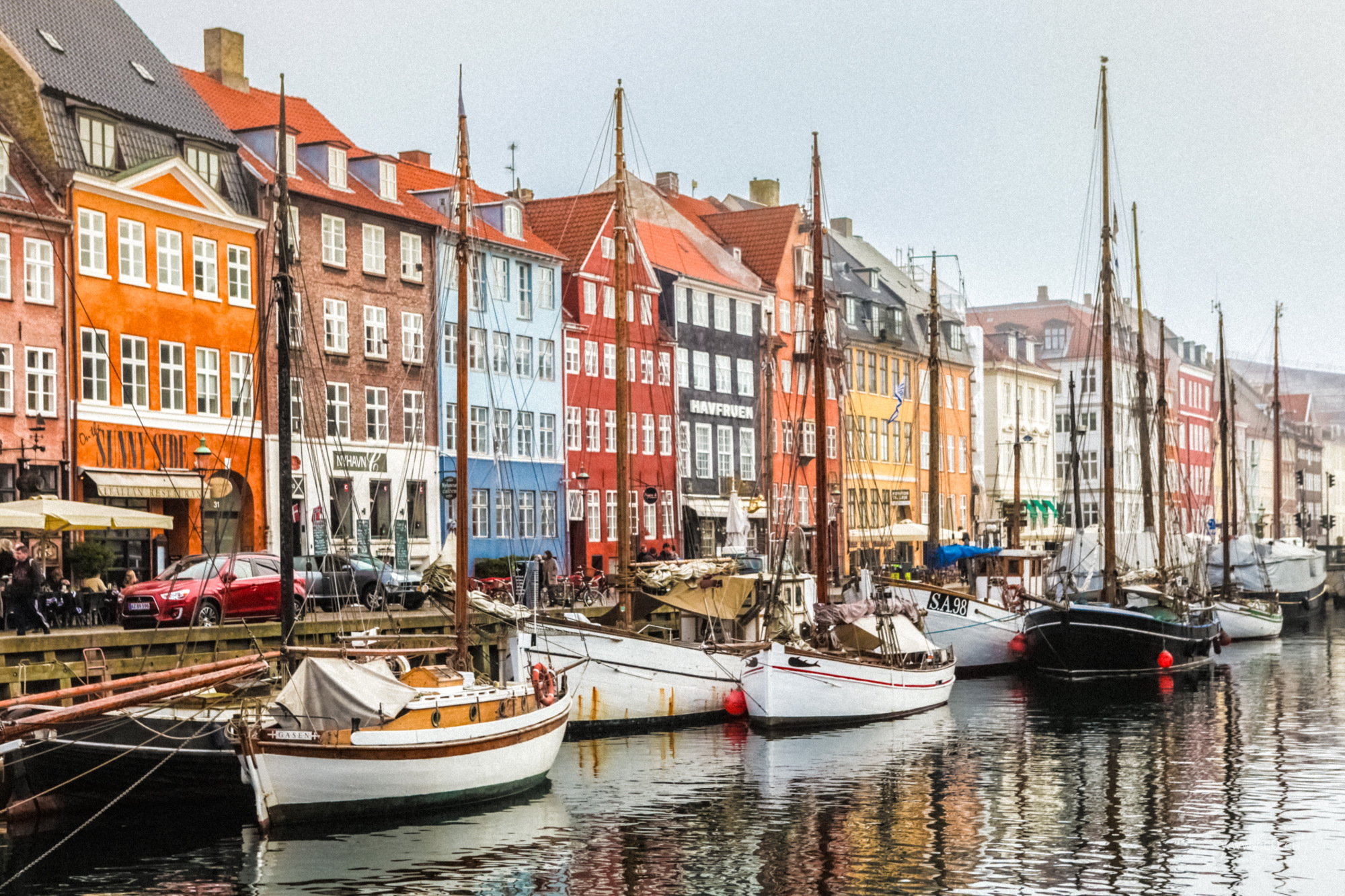 港口停泊的帆船与多彩的房屋