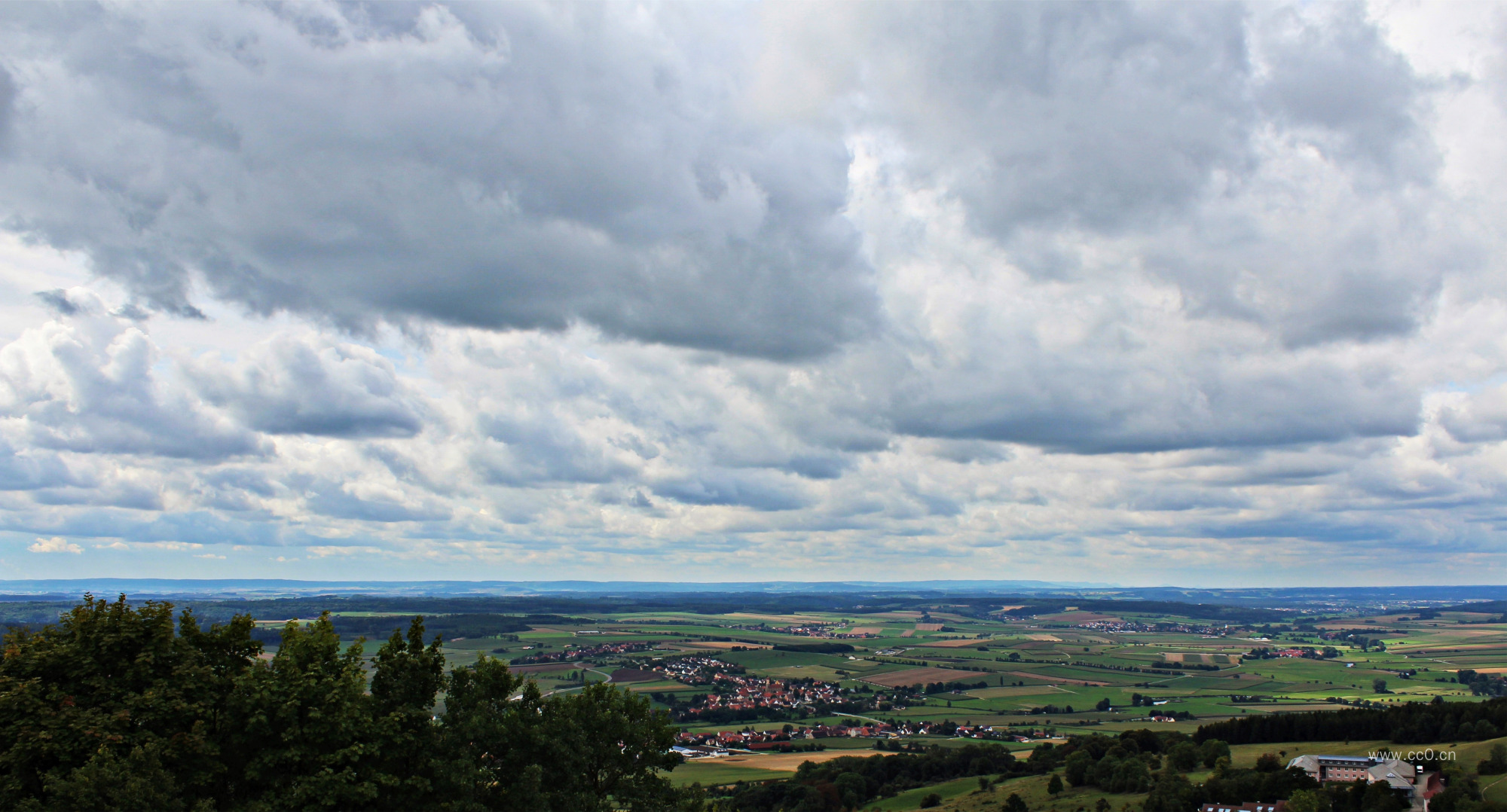 多云天空下的平川村庄图片