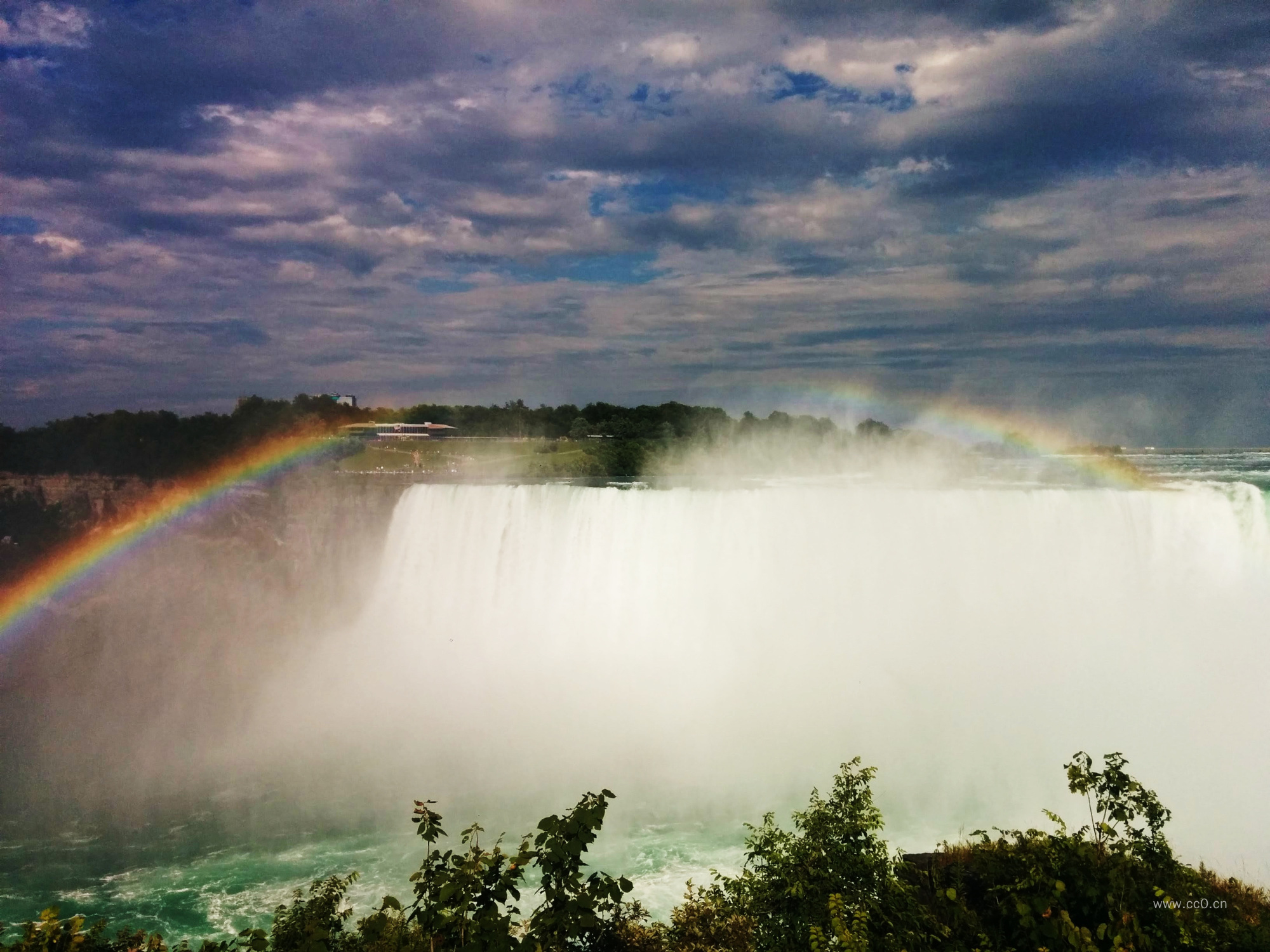 瀑布与彩虹图片