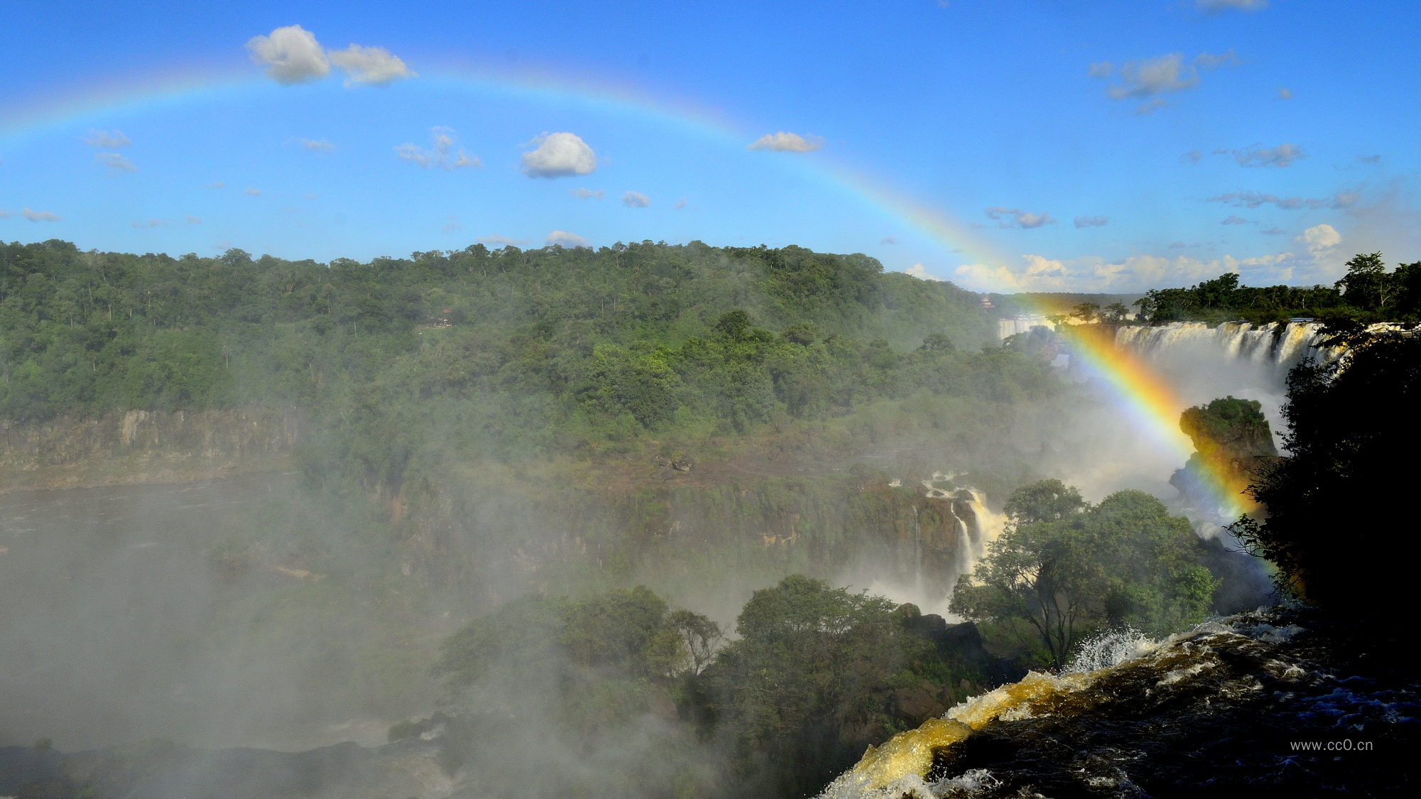 瀑布的雾气与彩虹自然风景图片