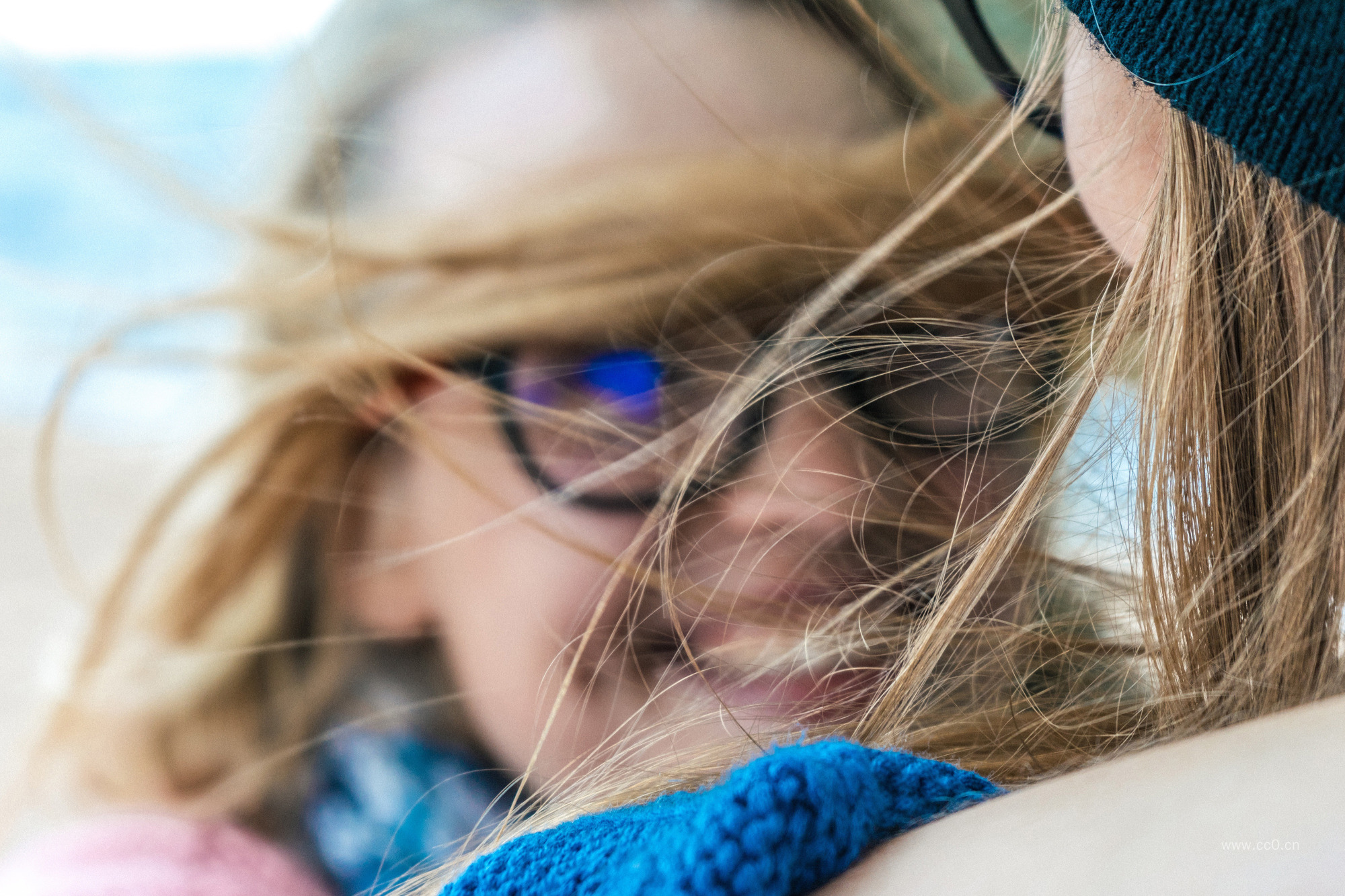 带着眼镜欢笑的女性人物