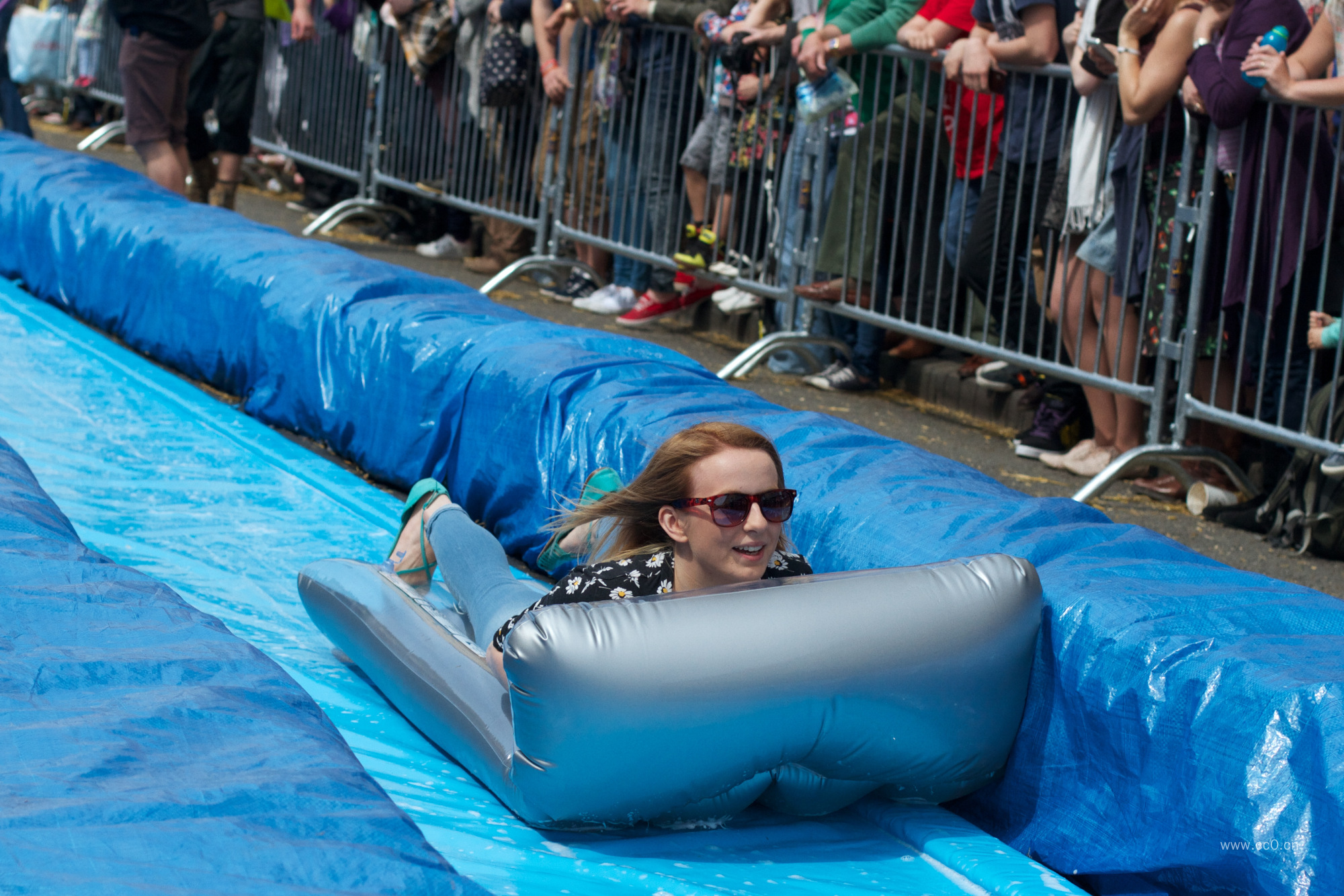戴着墨镜滑水的女人