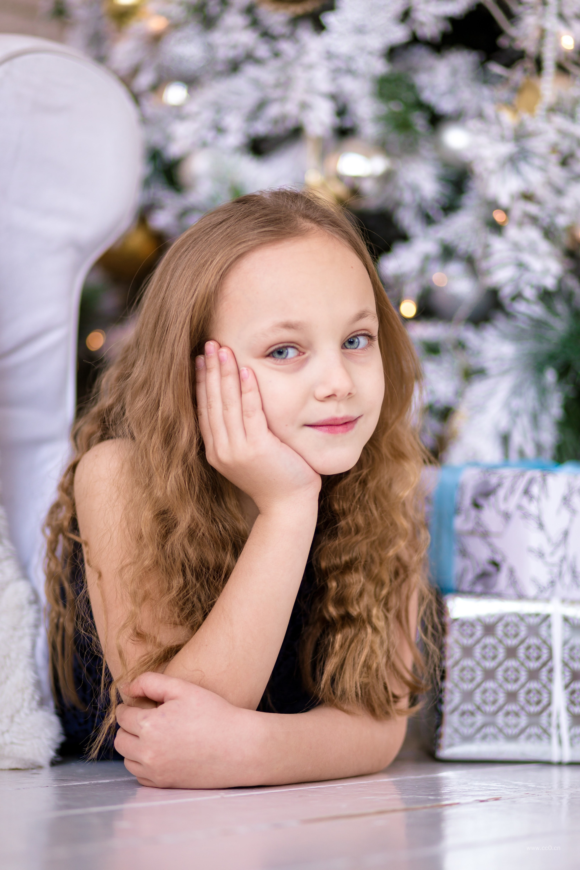 手托着下巴的微笑女孩肖像图片