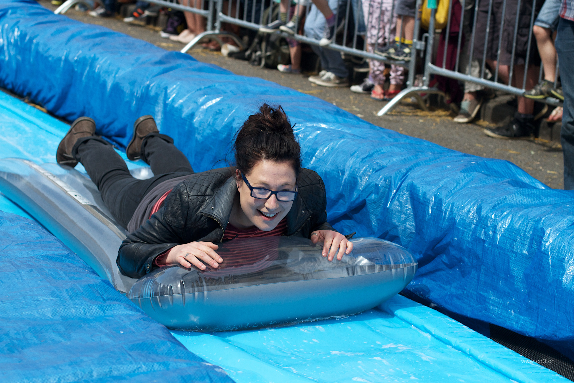 水上乐园滑水的女性人物