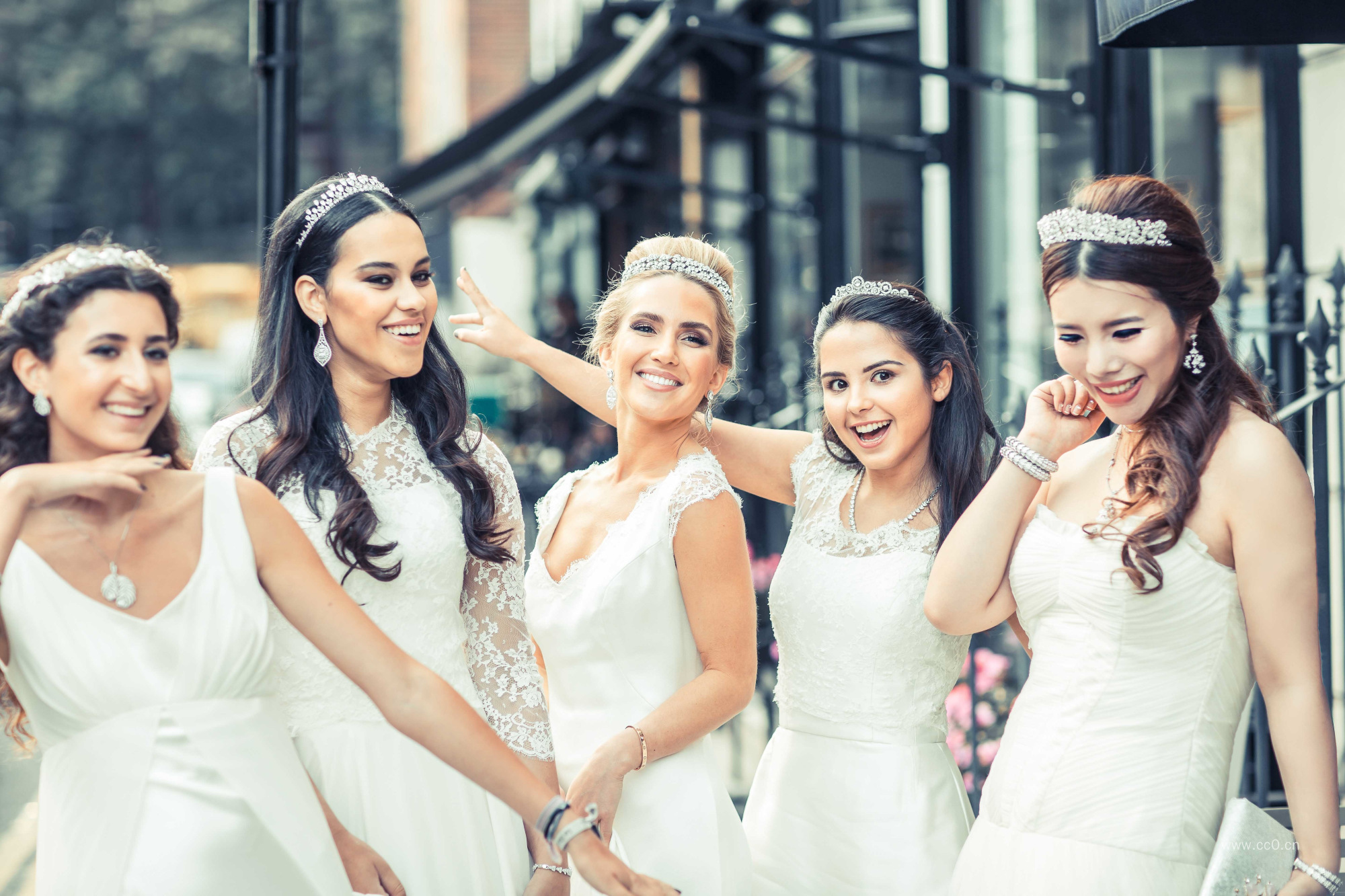 穿婚纱的欧美欢笑女人人物图片