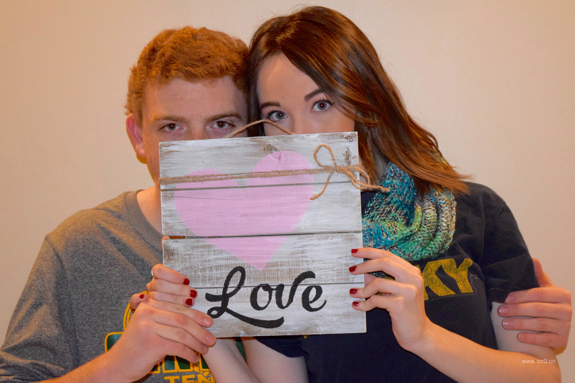 情侣人物手拿桃心图片