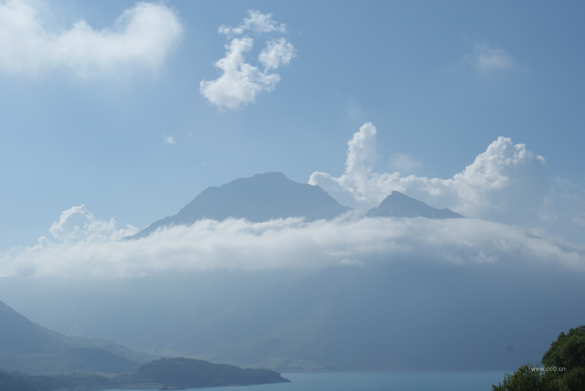 意境山峰云雾图片