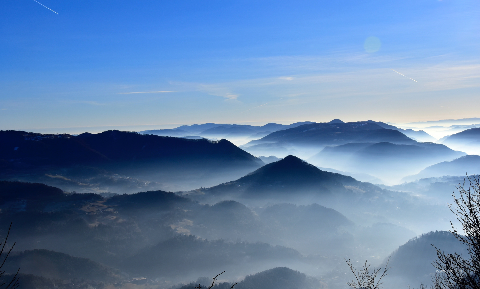 早晨的雾与山峰的图片