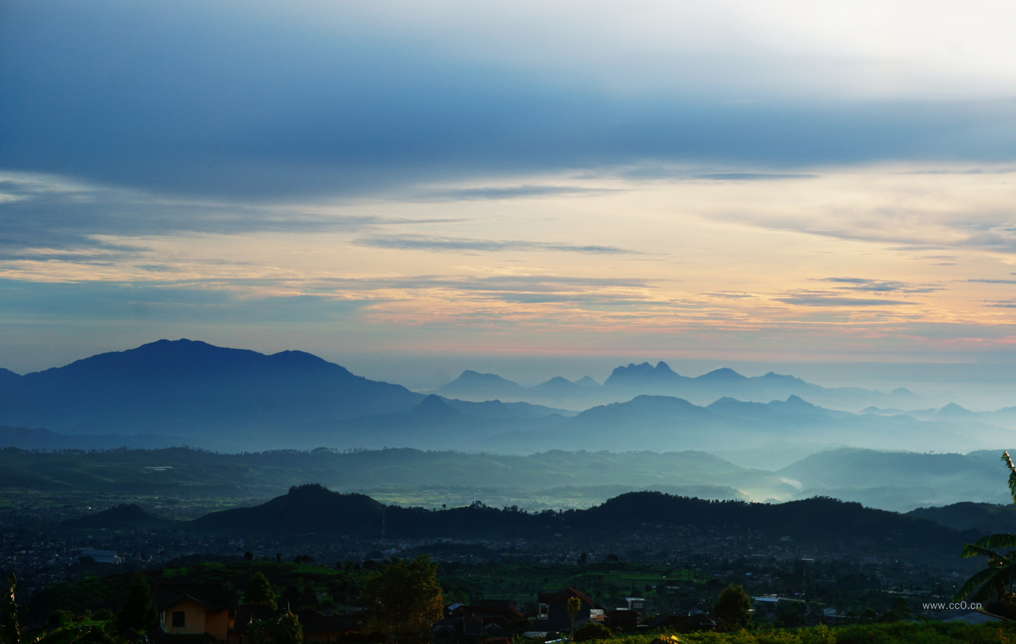 清晨的山峰云雾图片