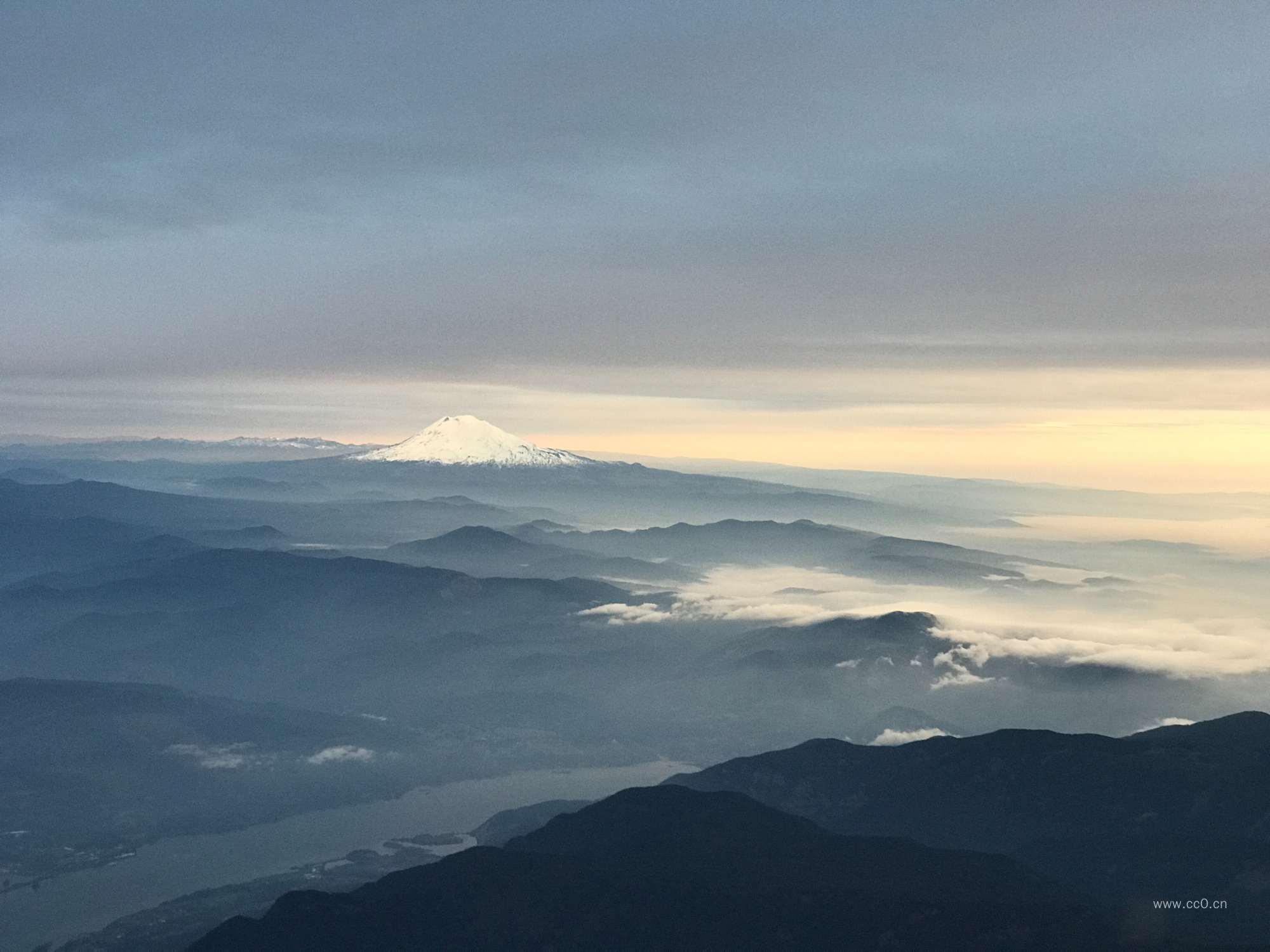 清晨的山河意境图片