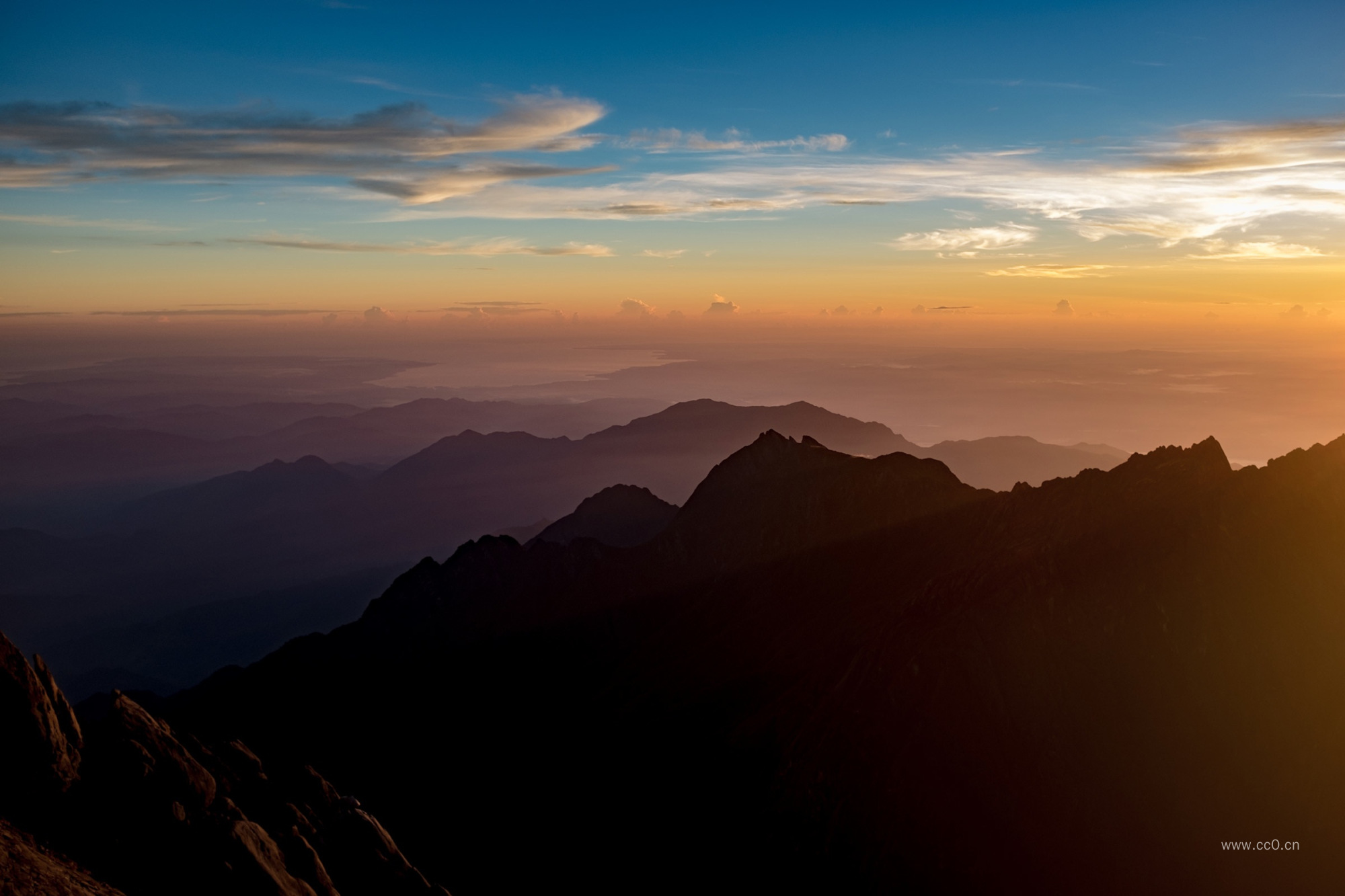 清晨的朝霞与山峰图片