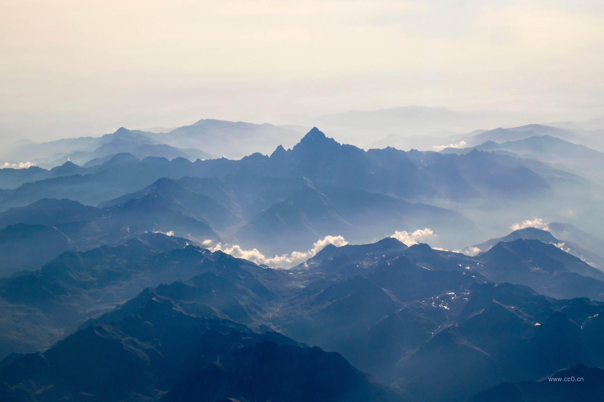 重峦叠嶂山峰图片