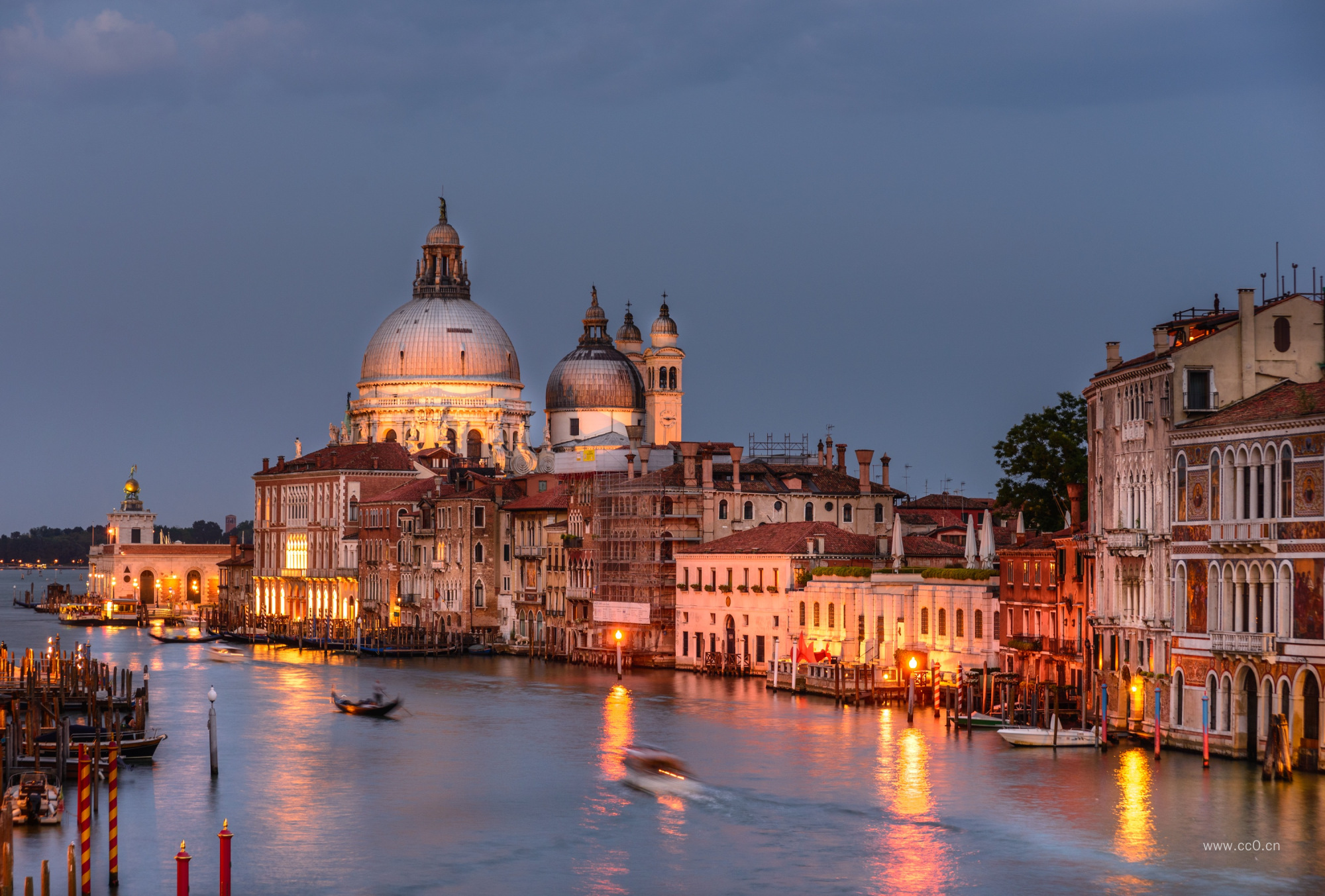 夜幕降临的威尼斯建筑图片