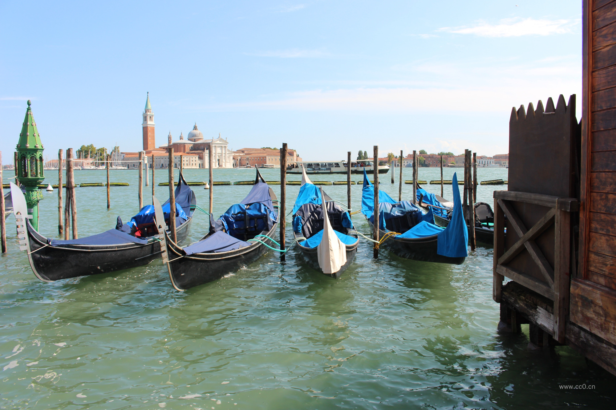 威尼斯停泊的小船图片